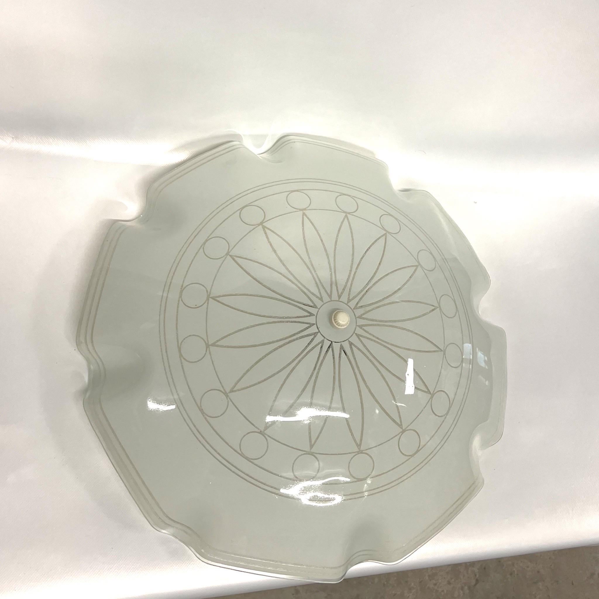 Grand luminaire encastré moderne des années 1960 à décor de soleil, avec une bordure argentée ébouriffée et rayée, un médaillon central à décor de soleil et de cercles, accentué par des perles dimensionnelles sur la face inférieure, et deux