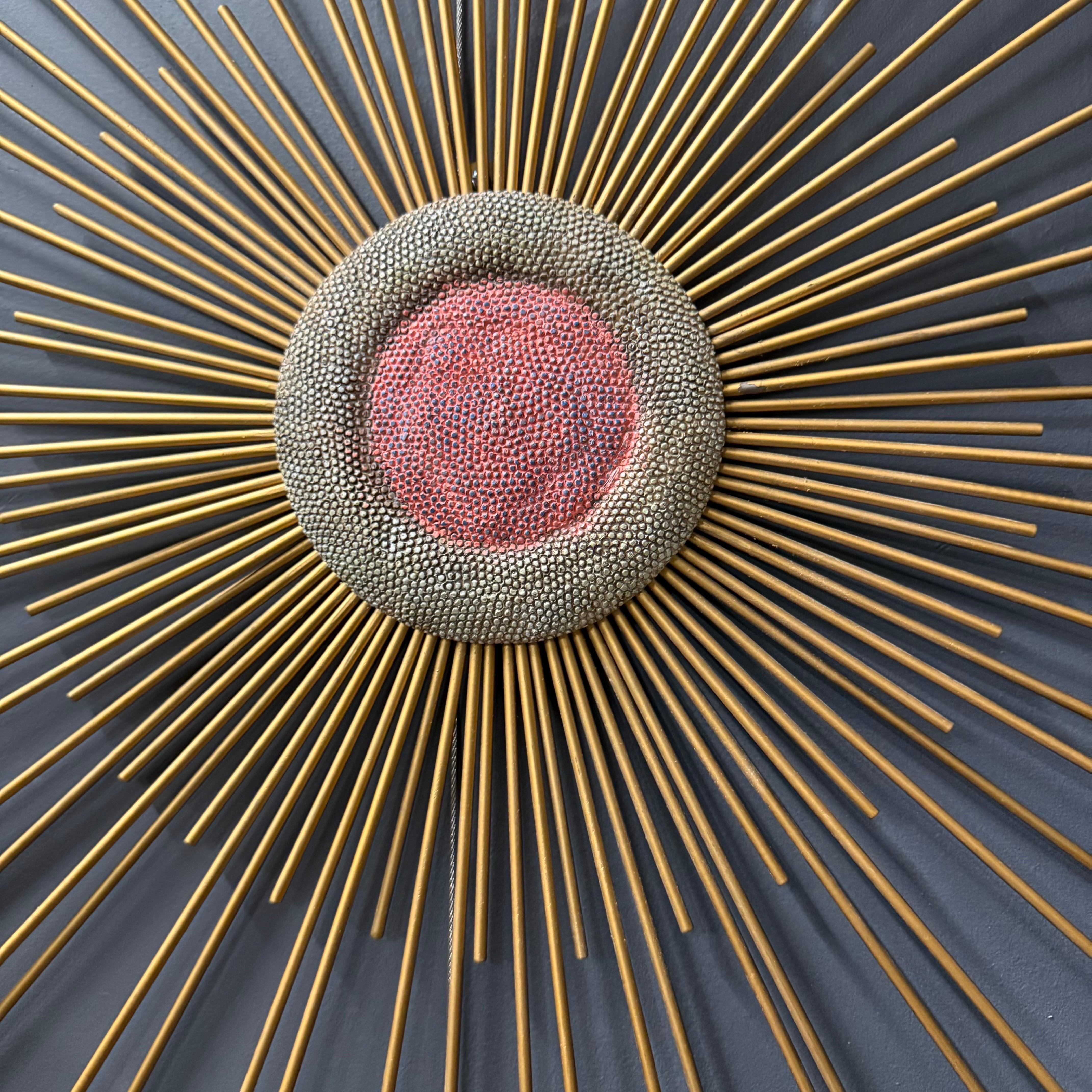 Escultura Brutalista de Pared de Metal Dorado Vintage Sunburst Large attr. William y Bruce Friedle al estilo de Curtis Jere. Características del artículo Diseño único de 3 niveles, tridimensional, centro brutalista, gran tamaño impresionante. Sin