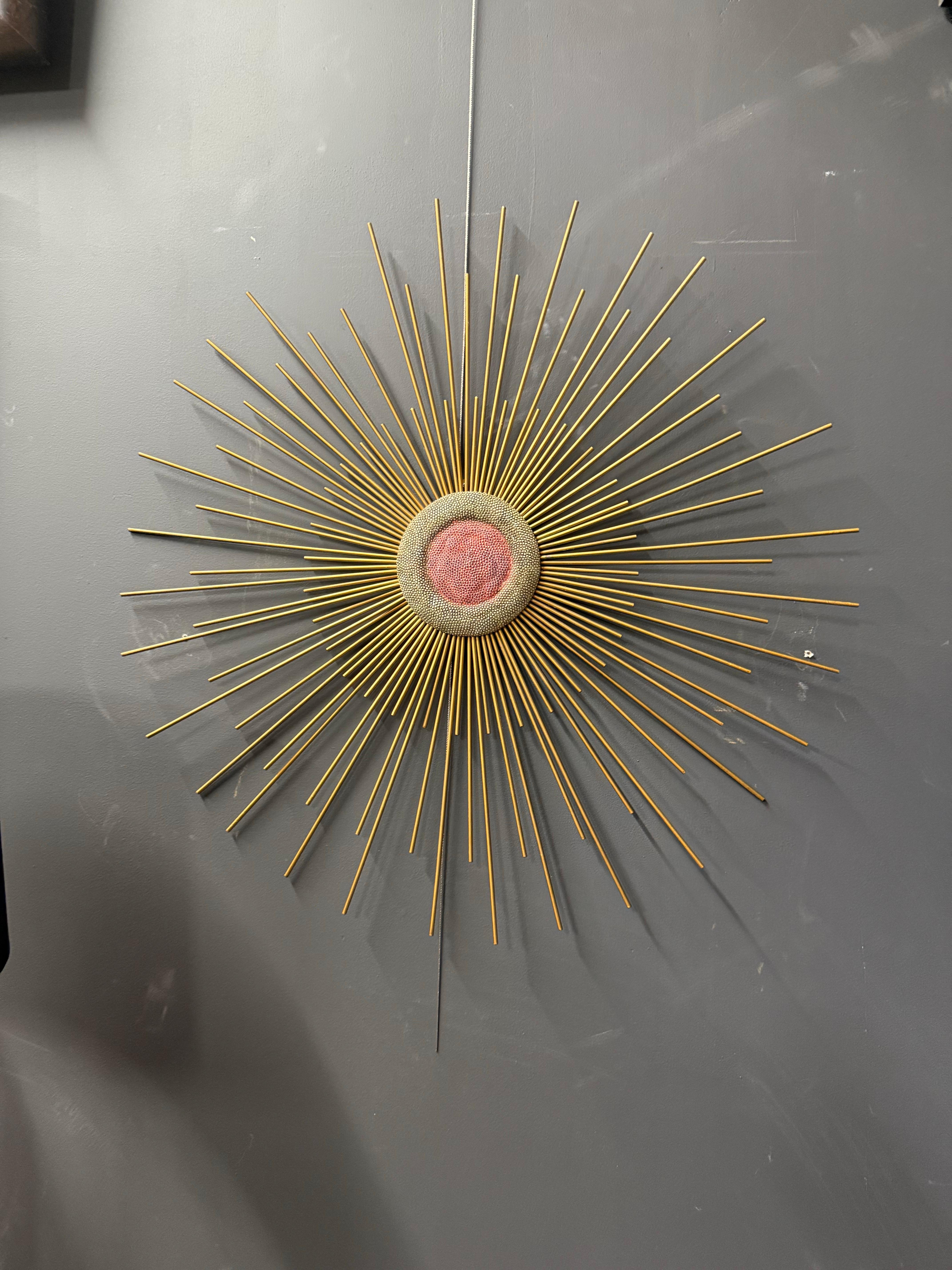 Escultura de pared Brutalista de metal Sunburst de los años 60 Attr. William y Bruce Friedle Moderno de mediados de siglo en venta