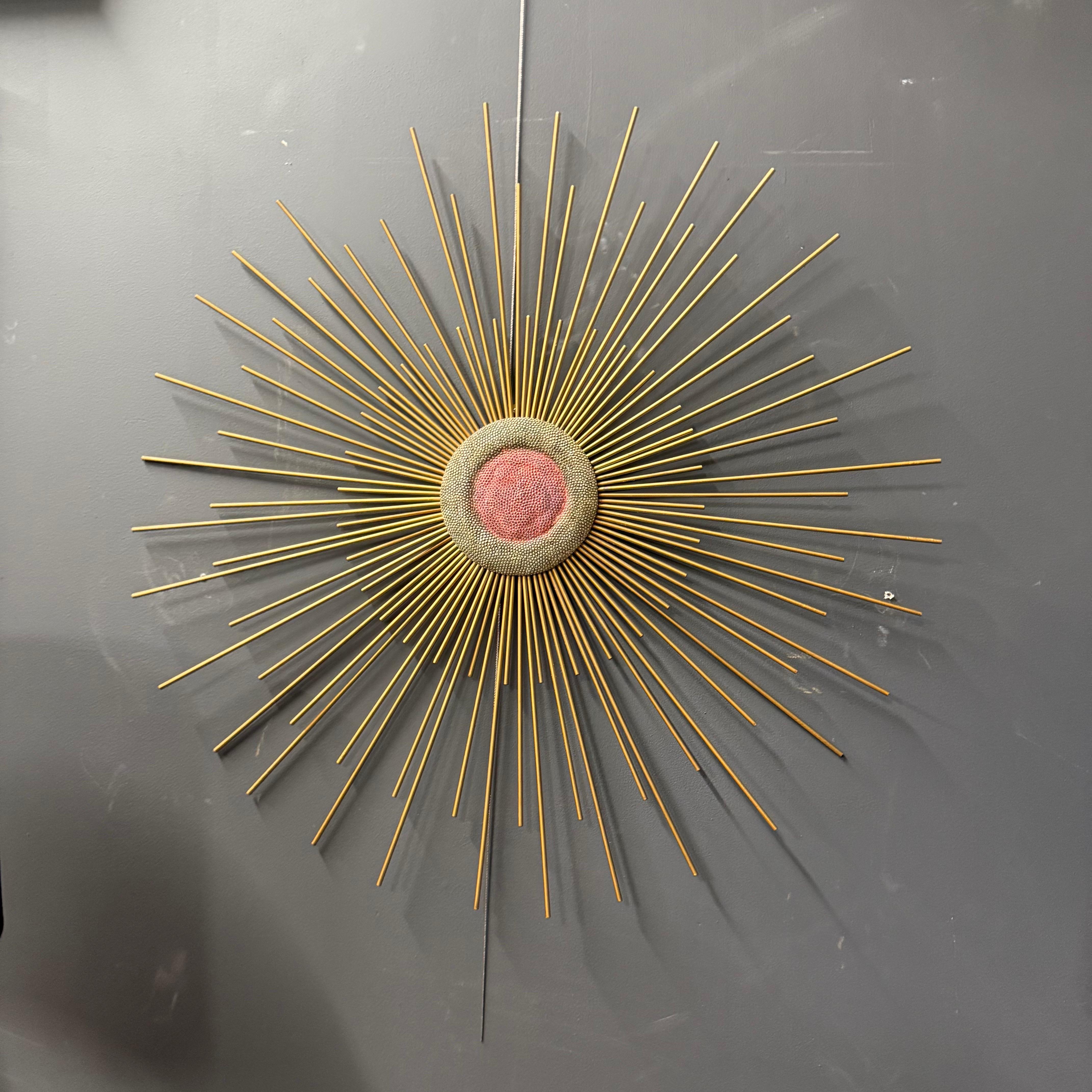 Escultura de pared Brutalista de metal Sunburst de los años 60 Attr. William y Bruce Friedle Estadounidense en venta
