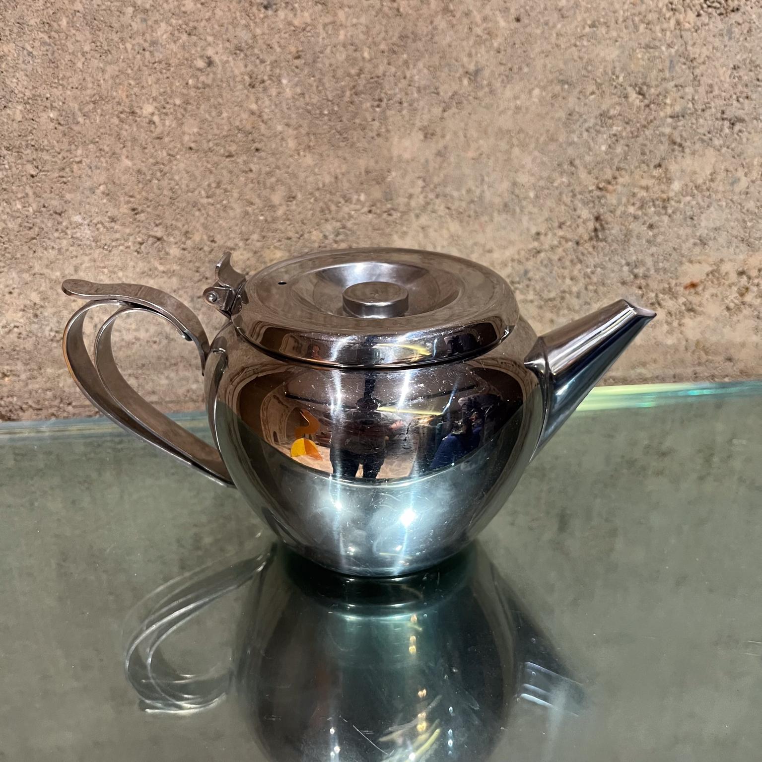 1960s Vintage Sunnex Tea Pot Hong Kong
maker stamped
Stainless Steel
4.5 h x 8.75 d x 5 w
made in Hong Kong
Preowned original vintage condition unrestored.
See all images provided.

