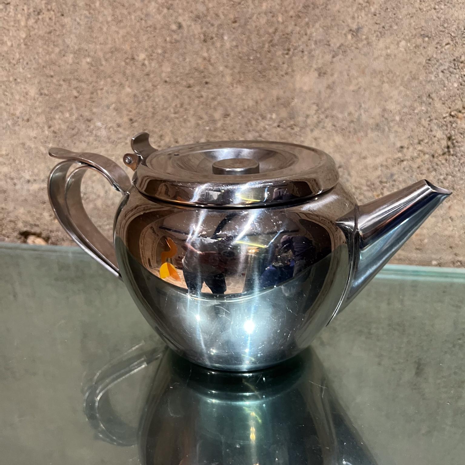 1960s Sunnex Tea Pot Stainless Hong Kong In Good Condition For Sale In Chula Vista, CA