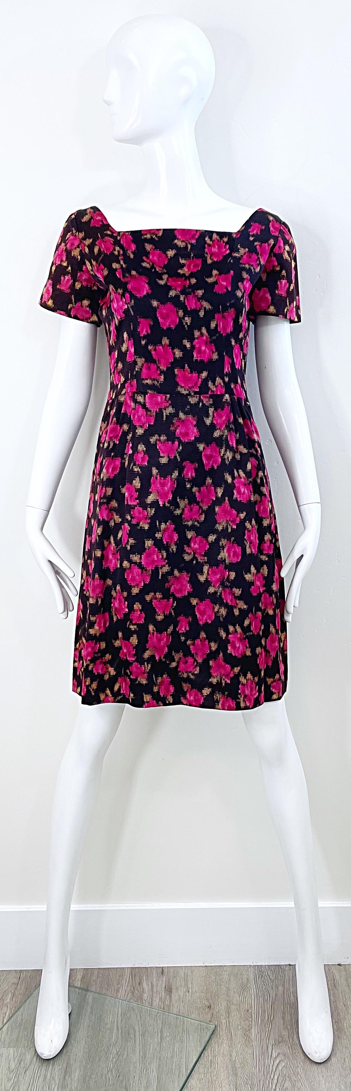 Schönes Vintage 60s SUSAN SMALL of London schwarz und rosa Aquarell Rose Druck Seidenkleid. Es hat ein tailliertes Mieder und einen etwas weiter geschnittenen Rock. Verdeckter Reißverschluss auf der Rückseite mit Haken- und Ösenverschluss. Toll mit