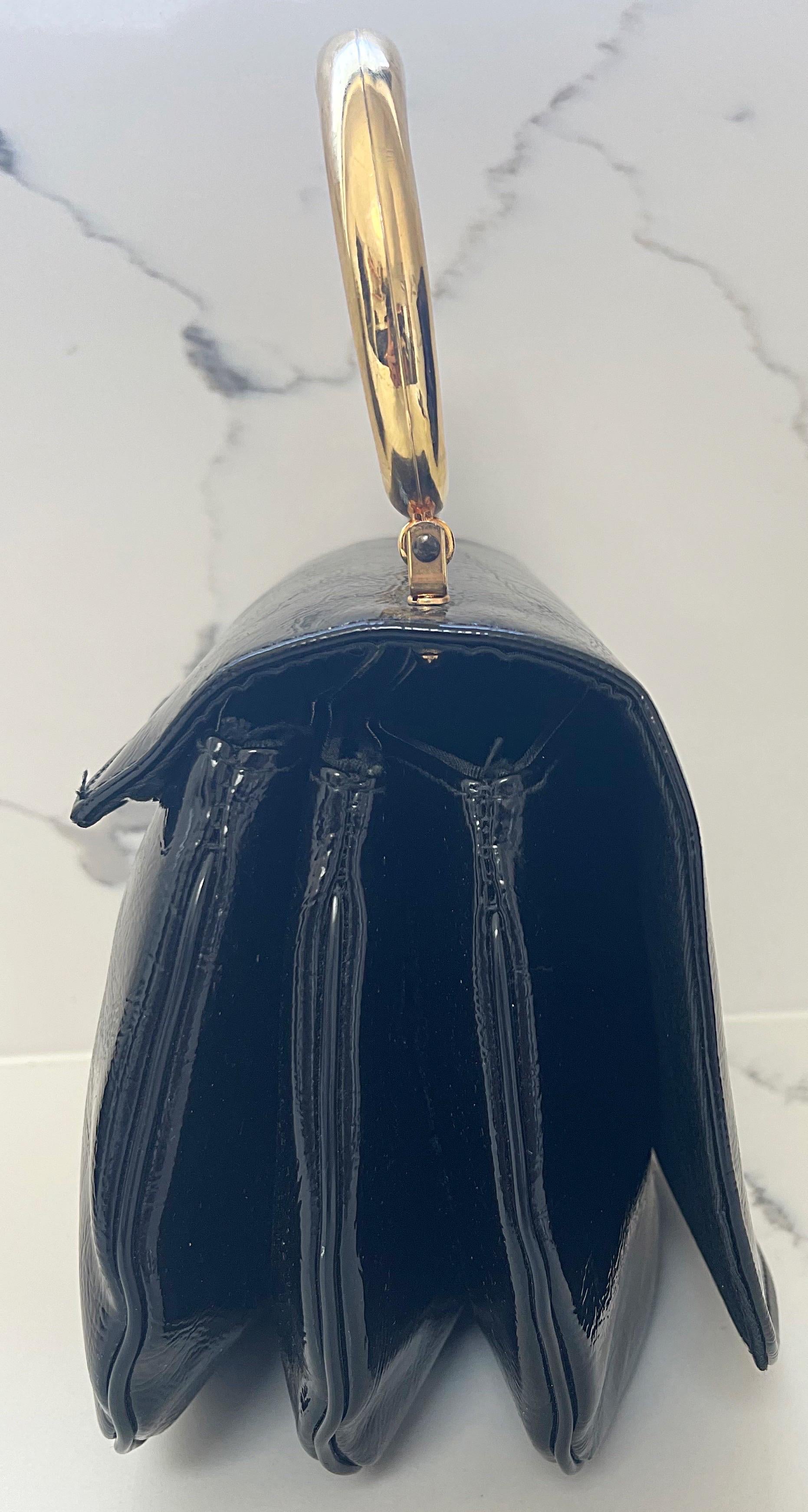 1960s Susan Tyler Black Patent Leather Lion Handle Large Vintage 60s Hand Bag In Excellent Condition For Sale In San Diego, CA