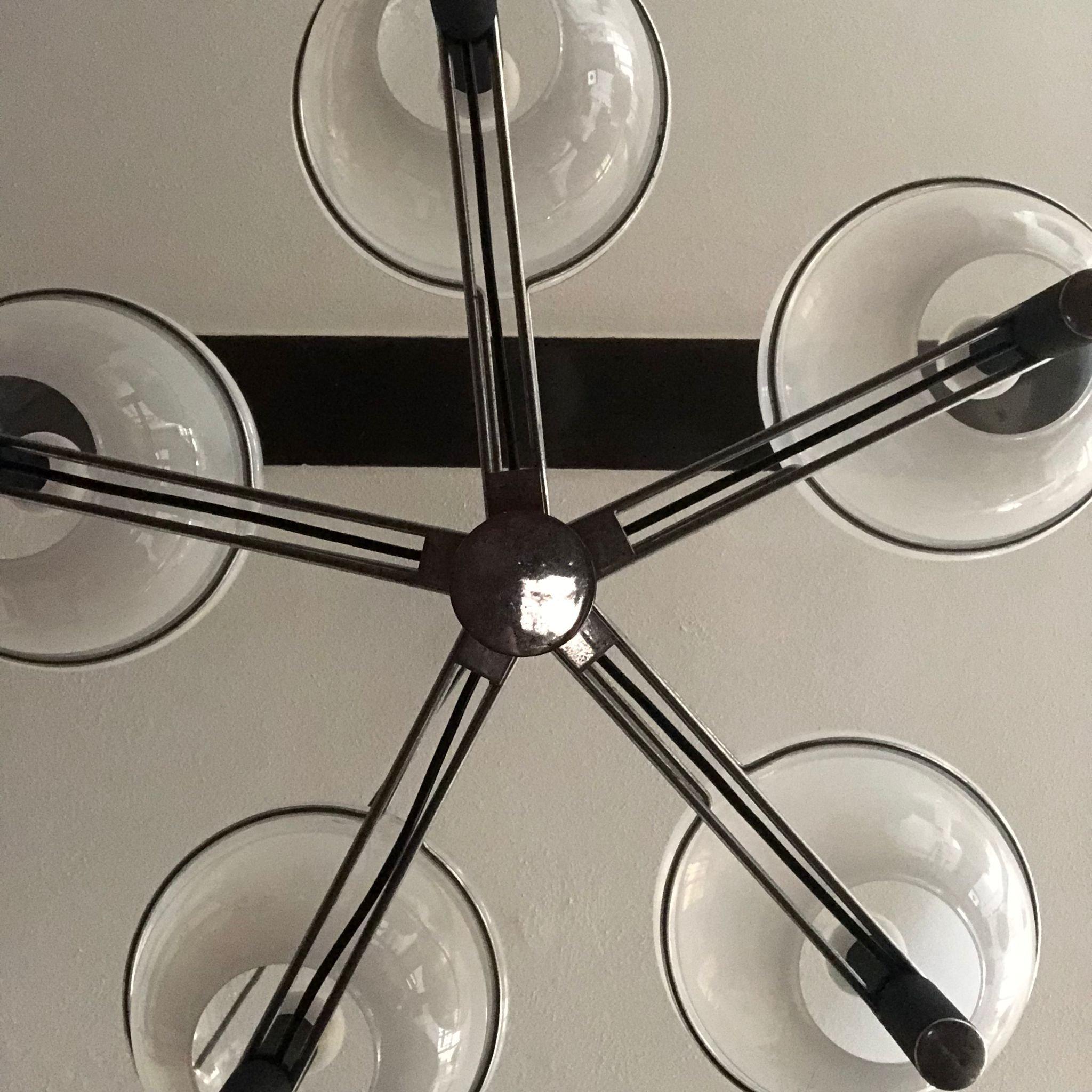 Vintage 1960s pendant lamp, with steel-iron stem and five spherical transparent blown glass diffusers.
Chandelier dates back to around the 1960s and is of Italian manufacture.
Diameter 70cm, height 100cm.
Thanks to its diffusers, the chandelier