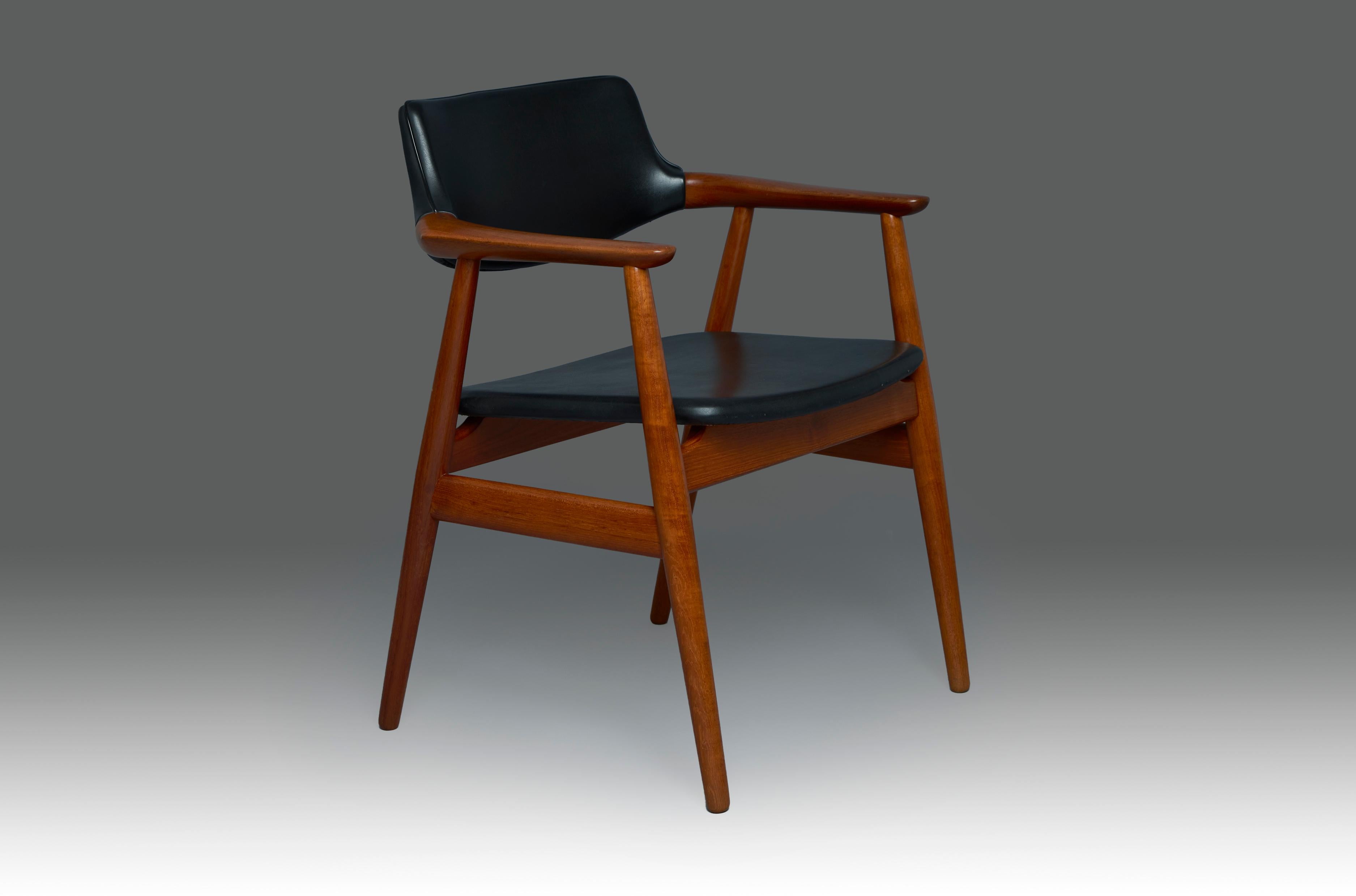 Mid-Century Modern Fauteuil Svend Åge Eriksen ''Gm11'' en teck et simili cuir de style Modernity en vente