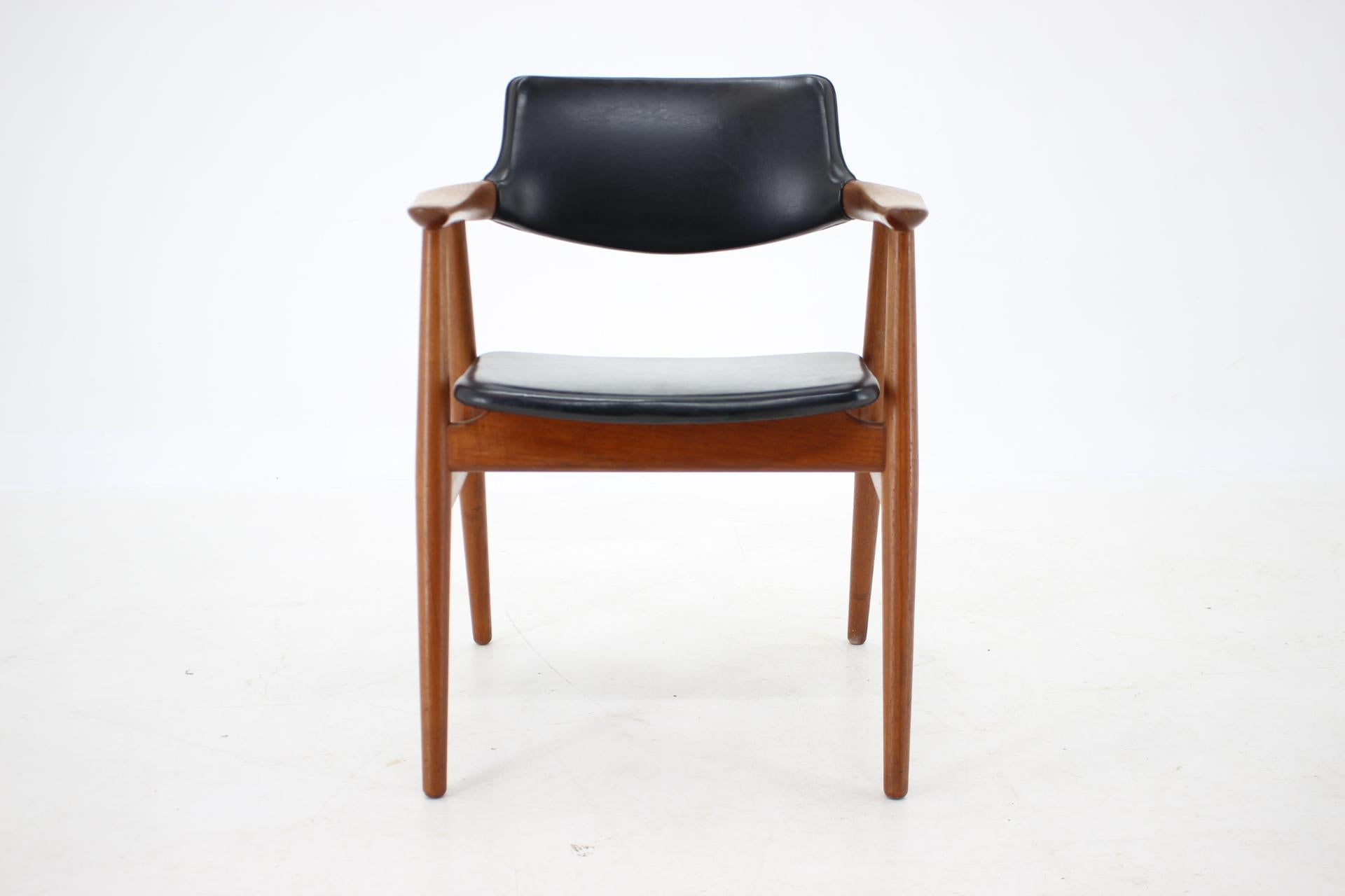 - Solid teak and leatherette upholstery 
- Very good original condition 
- The height of the armrests is 65cm.