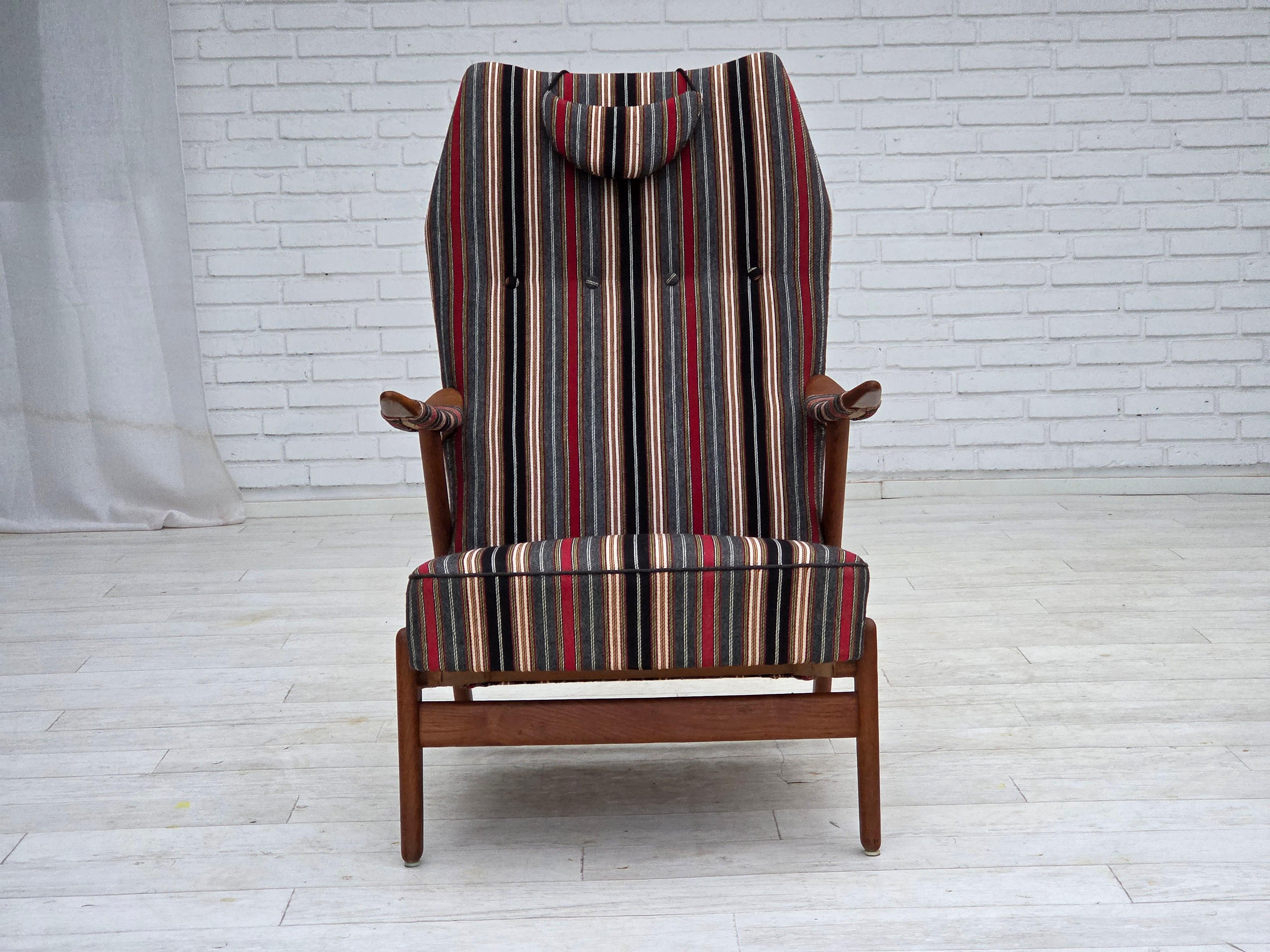 1960er Jahre, Schwedischer Sessel. Gestreifte Möbel Wollstoff, Eichenholz, Teakholz, Federn im Sitz, Nackenkissen. Guter Originalzustand: keine Gerüche, keine Flecken und stabile Konstruktion. Hergestellt von einem schwedischen Möbelhersteller etwa