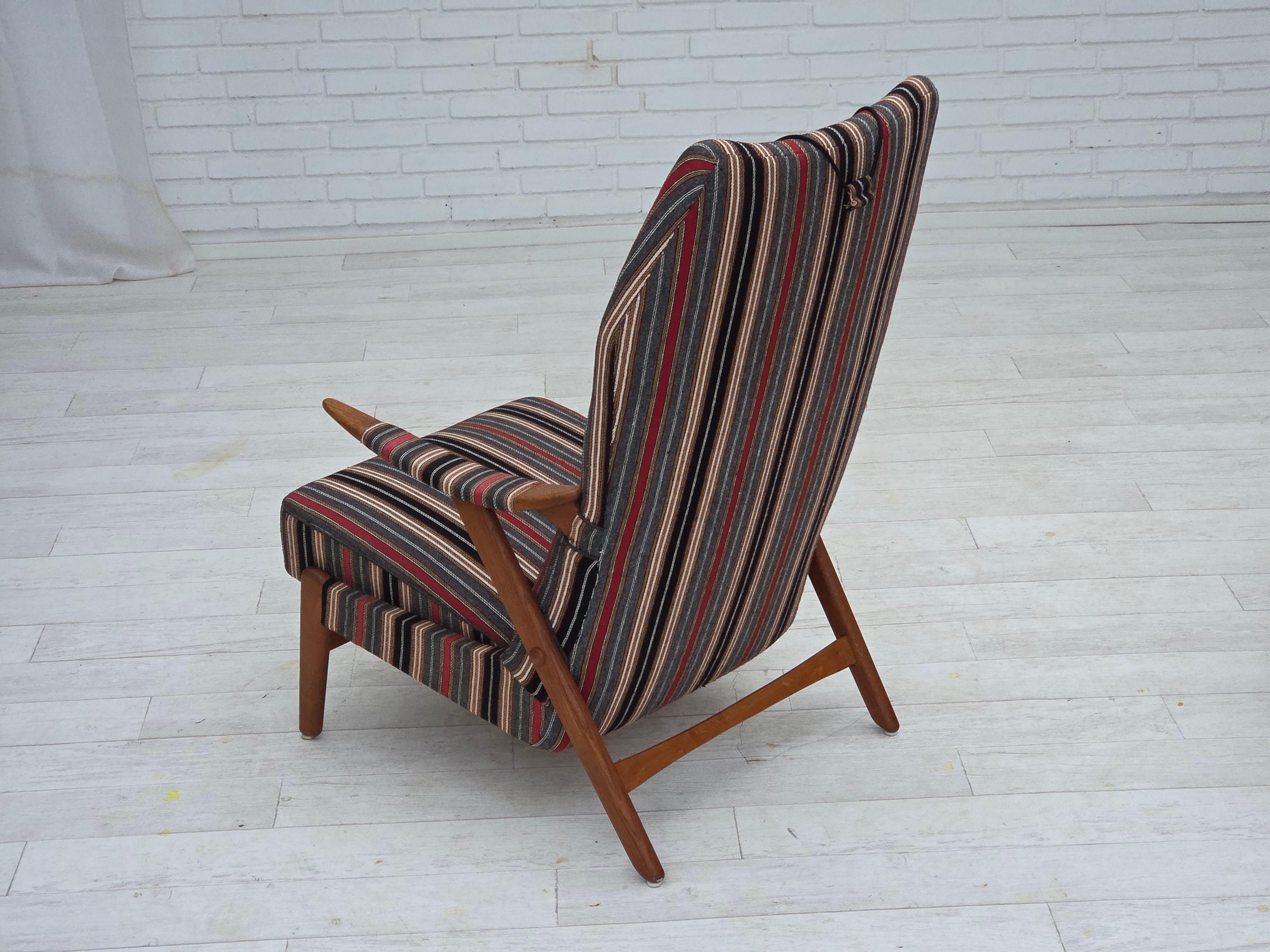 1960er Jahre, schwedischer Sessel, gestreifter Möbelwollstoff, Eichenholz, Teakholz. (Mitte des 20. Jahrhunderts) im Angebot