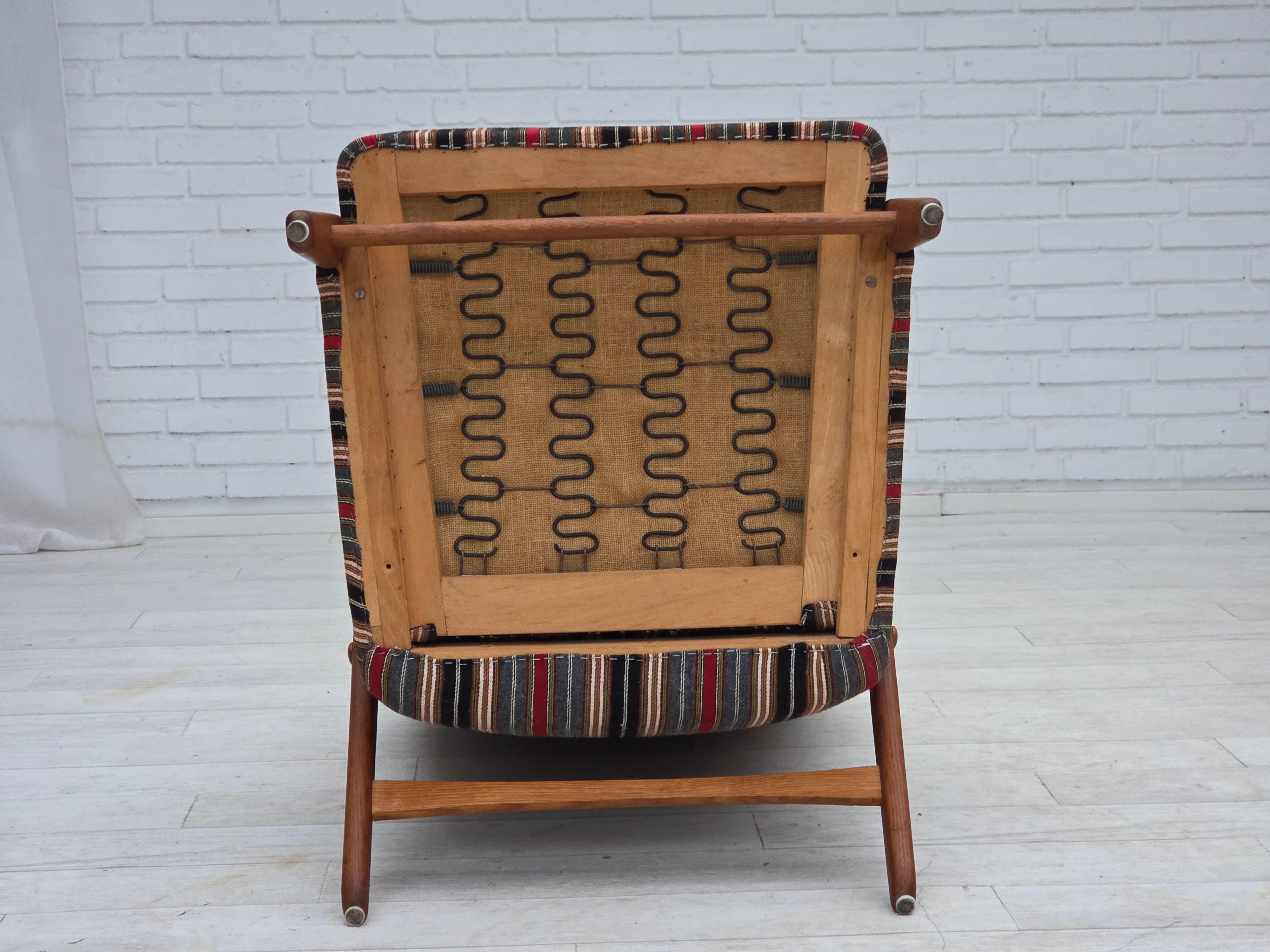 1960er Jahre, schwedischer Sessel, gestreifter Möbelwollstoff, Eichenholz, Teakholz. im Angebot 2