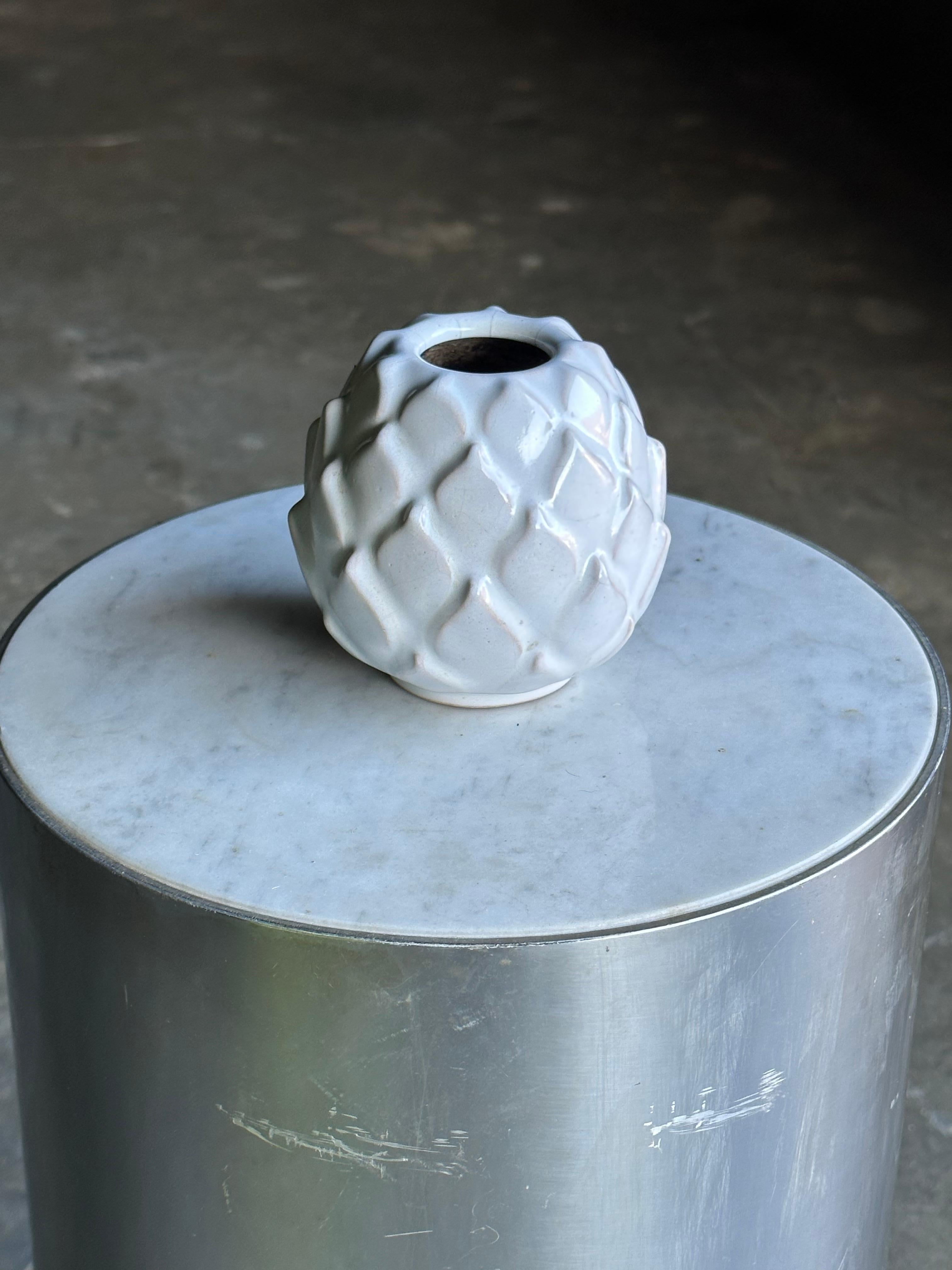 Un grande vaso di piccole dimensioni (firmato sul lato inferiore) forse di Upsala Ekeby. Vaso ben smaltato con sfumature bianche e di terracotta sui bordi. Splendida forma di carciofo.