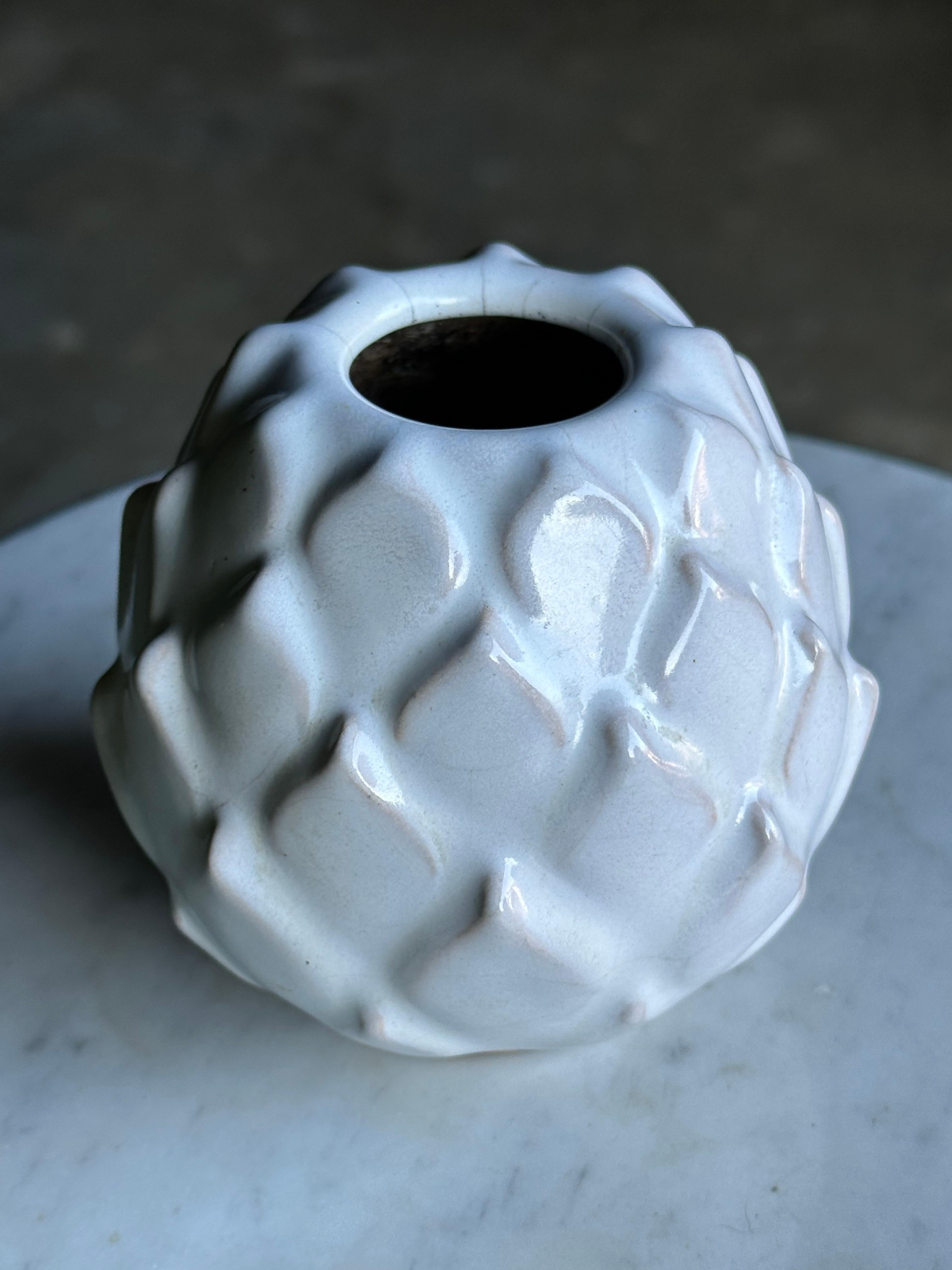 Svedese Vaso in ceramica a forma di carciofo svedese del 1960 in vendita