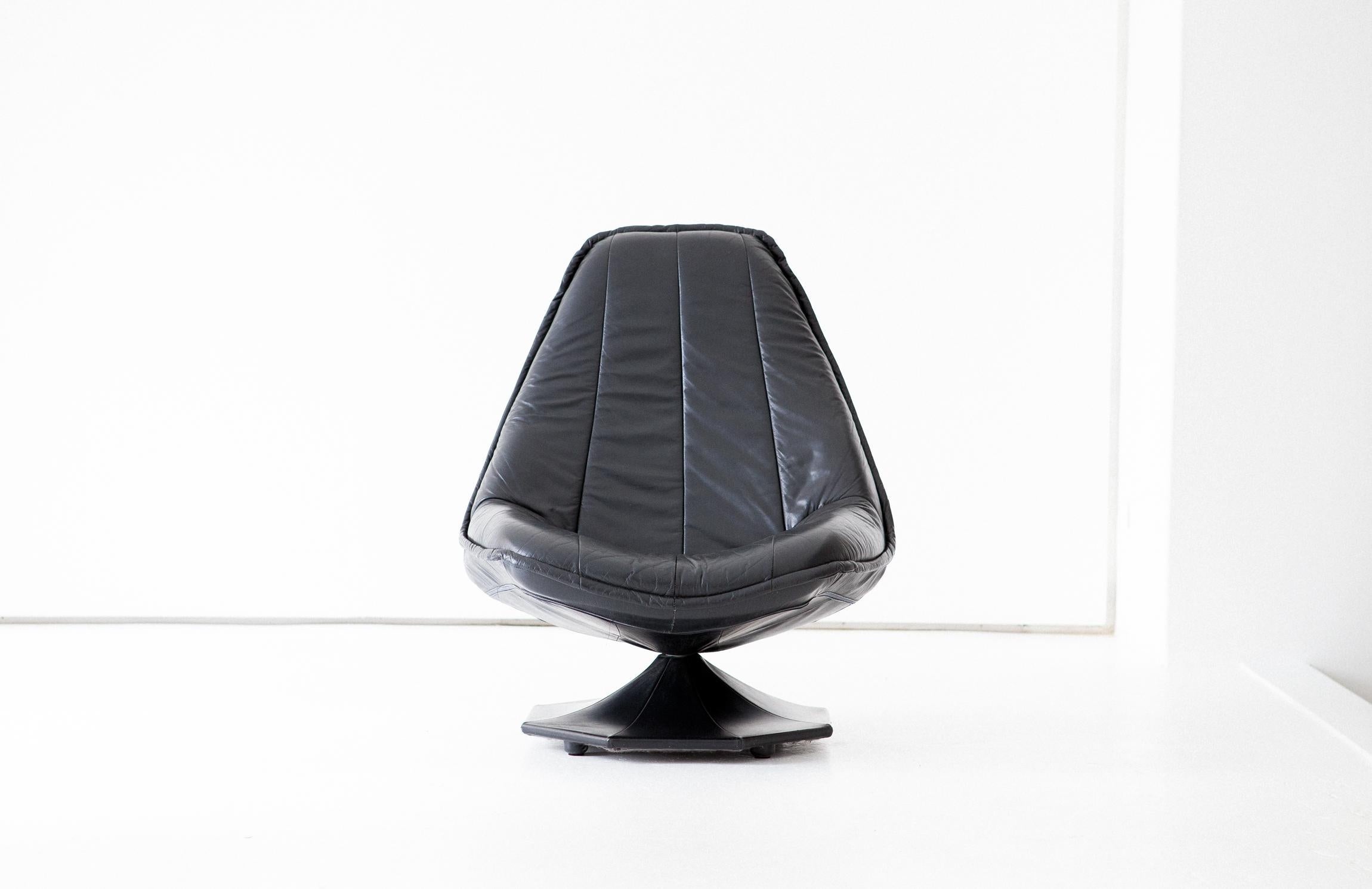 Drehbarer Sessel mit hoher Rückenlehne, hergestellt in Schweden in den 1960er Jahren

Originaler schwarzer Naturlederbezug in sehr gutem Zustand, nur kleine und angenehme Alterungsspuren sind vorhanden.



