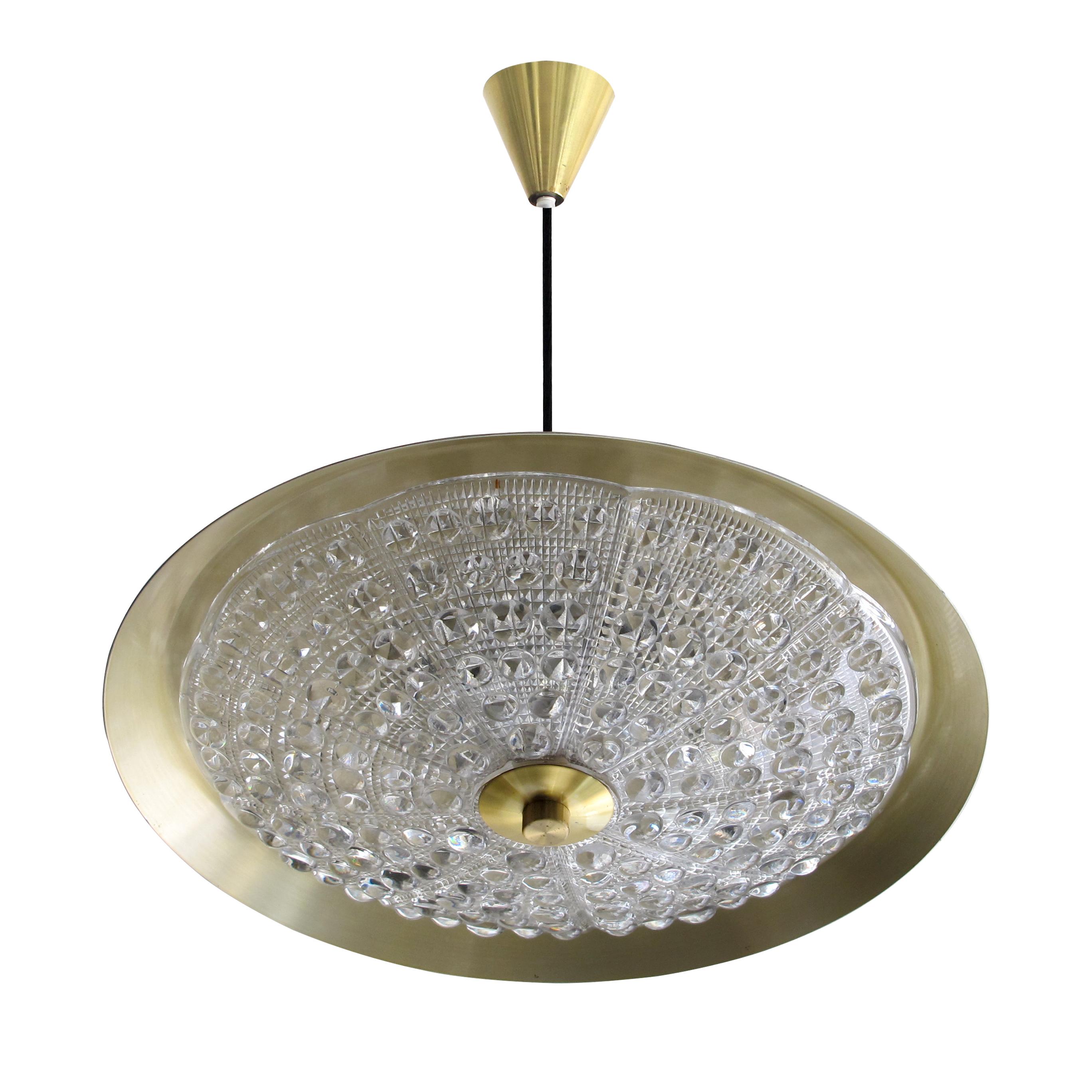 1960’s brass circular ceiling light with beautifully detailed moulded glass. This is a simple, yet elegant timeless design, very well made and in great condition. The ceiling lamp is wired to the European standard. 

Light fittings: 6x Small screw