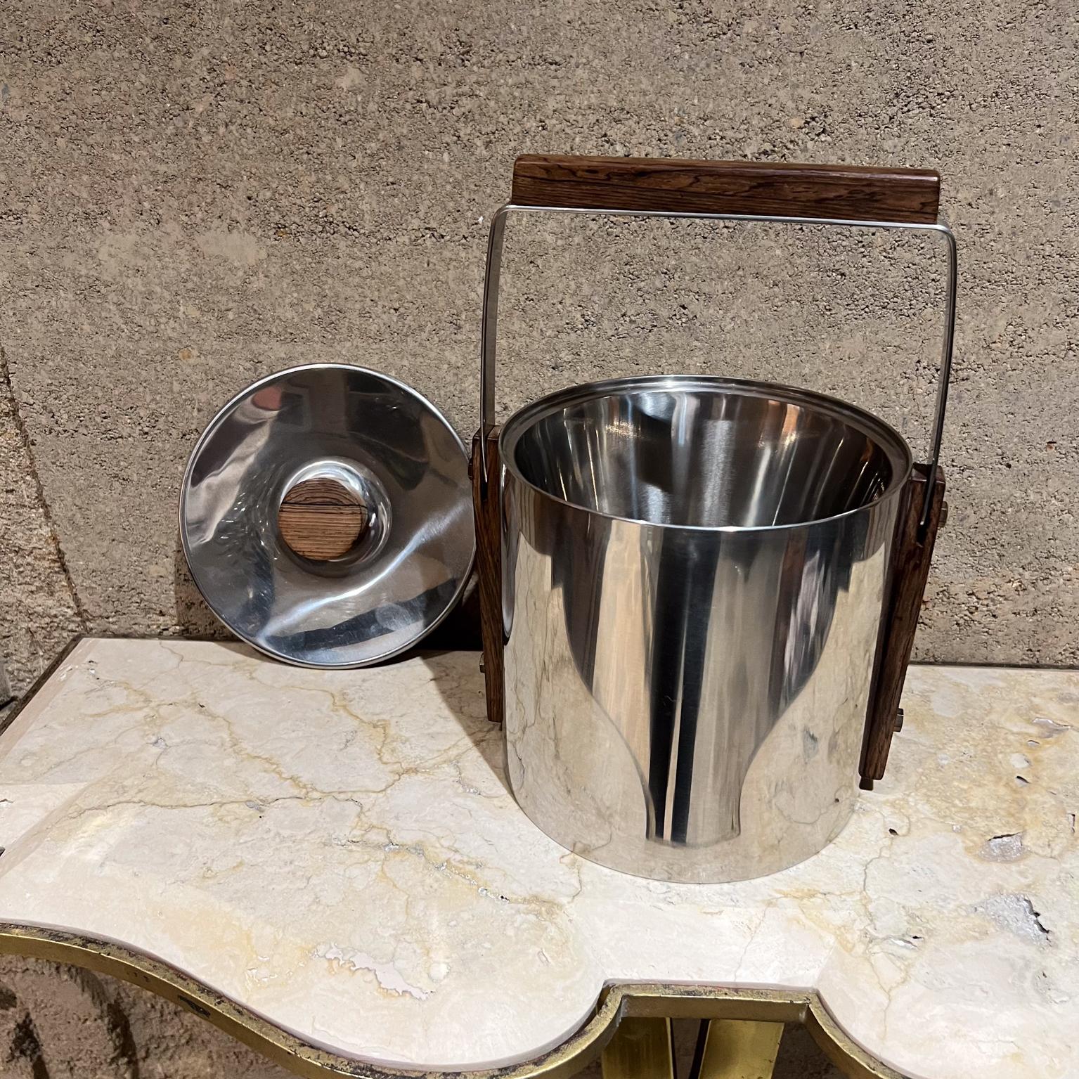 MCM Vintage Cultura Secchiello per ghiaccio in acciaio inox Svezia
11,38 h alla sommità del manico, 6,75 alla sommità del secchiello del ghiaccio, x 7 diametro x 8 l
Cultura Svezia produttore timbrato
Non restaurata, originale e d'epoca
Esamina