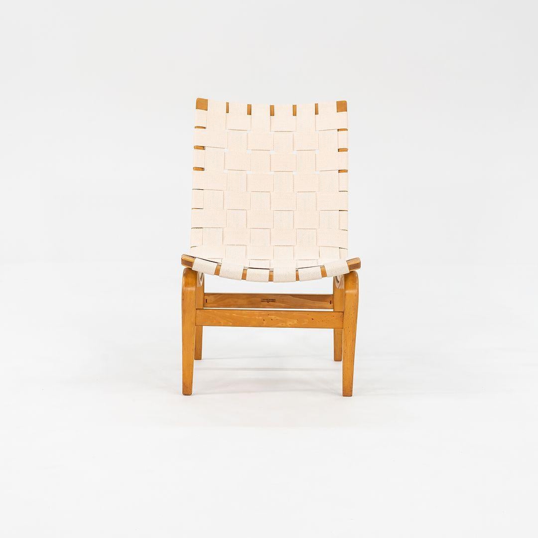 Il s'agit d'une chaise longue Eva Hog, modèle 41, initialement conçue par Bruno Mathsson pour Firma Karl Mathsson en 1941. Ces exemples particuliers ont été produits en Suède dans les années 1960. Le prix indiqué comprend une chaise longue, et nous