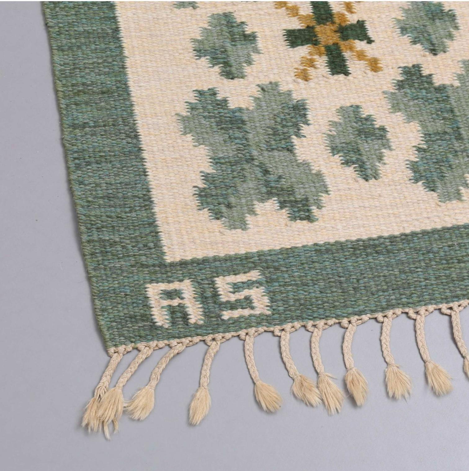 Joli tissage plat suédois des années 1960 avec une bordure verte et un décor d'étoiles stylisées dans les tons gris et verts sur fond crème.

AS initial
Très beau pour une chambre à coucher, en bon état 