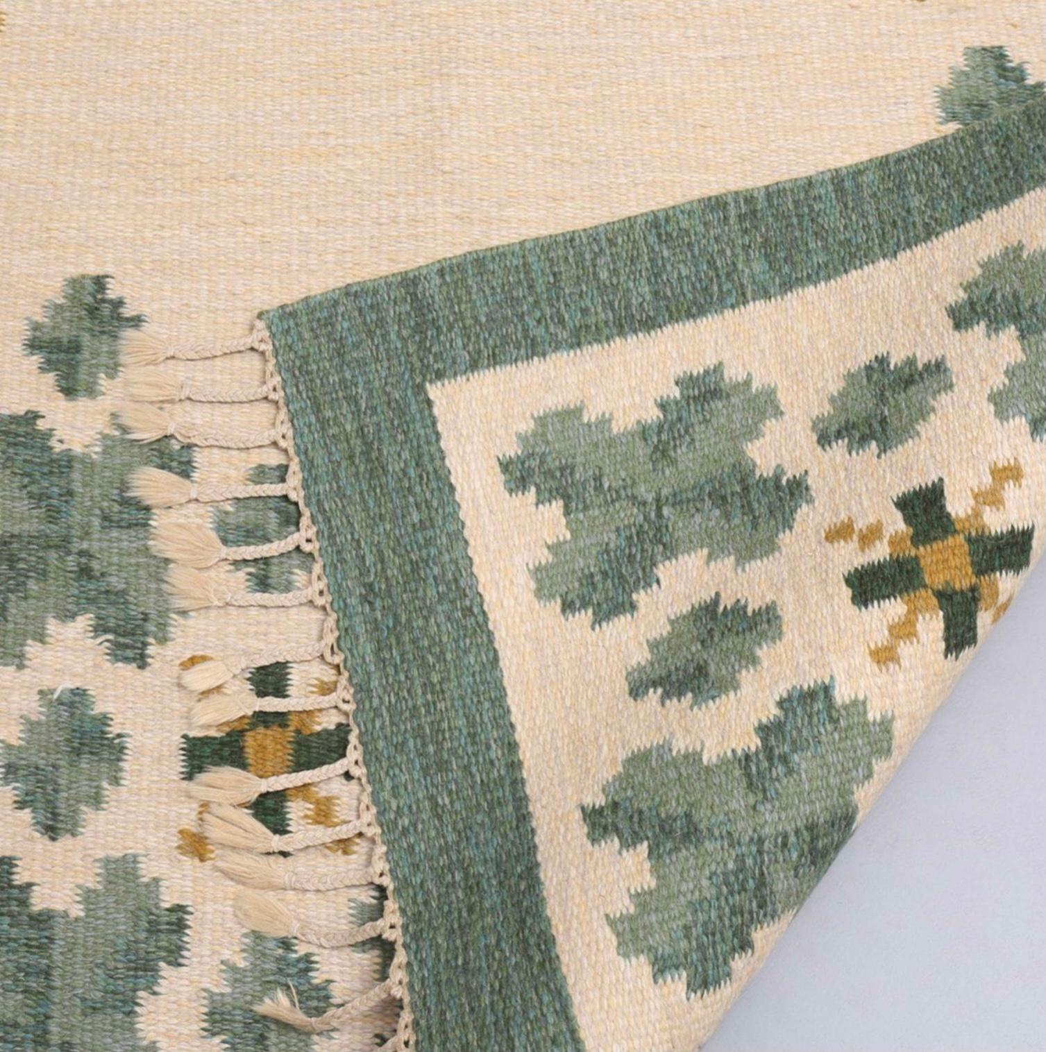 Mid-Century Modern Tapis suédois à tissage plat des années 1960 dans des tons verts doux sur fond crème en vente