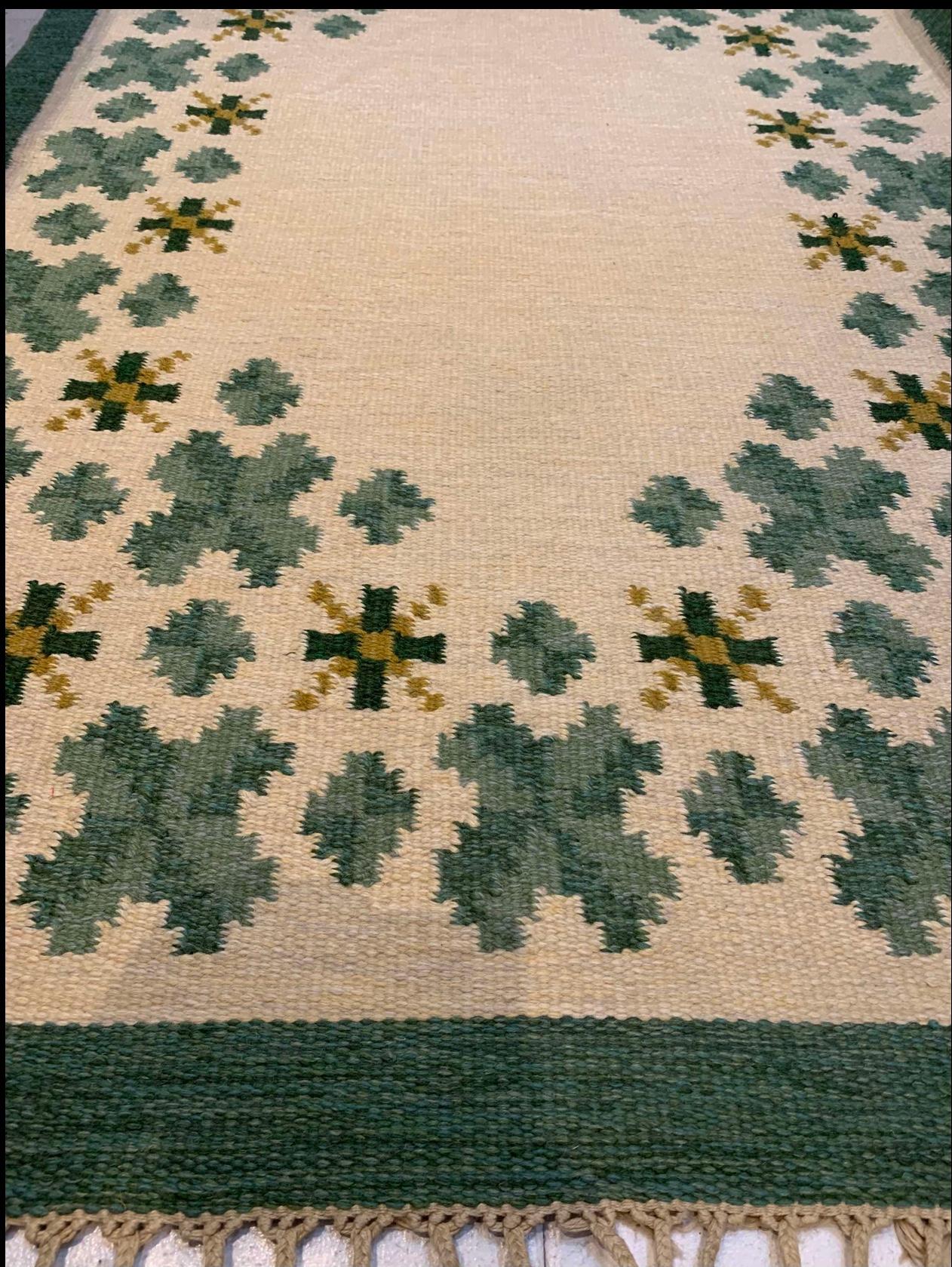 Suédois Tapis suédois à tissage plat des années 1960 dans des tons verts doux sur fond crème en vente