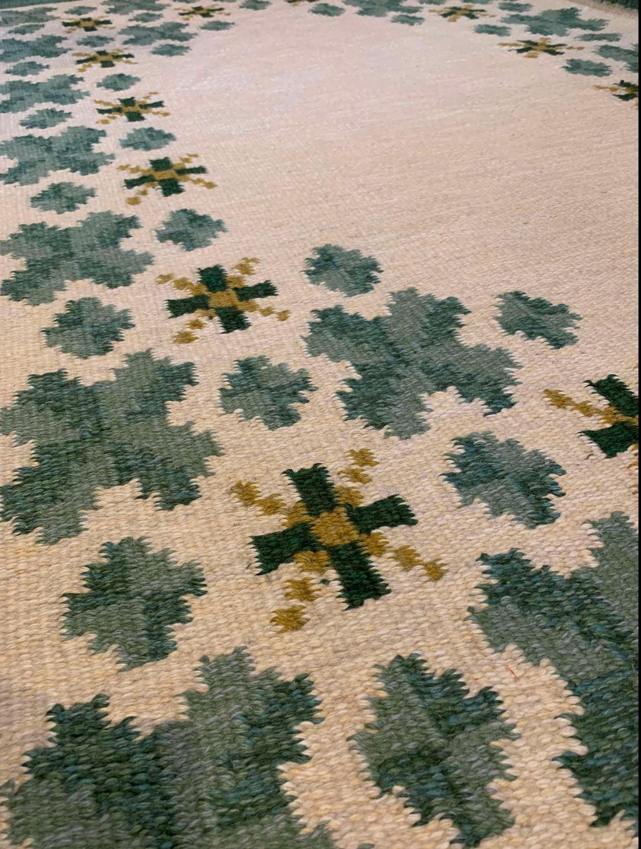 Tissé à la main Tapis suédois à tissage plat des années 1960 dans des tons verts doux sur fond crème en vente