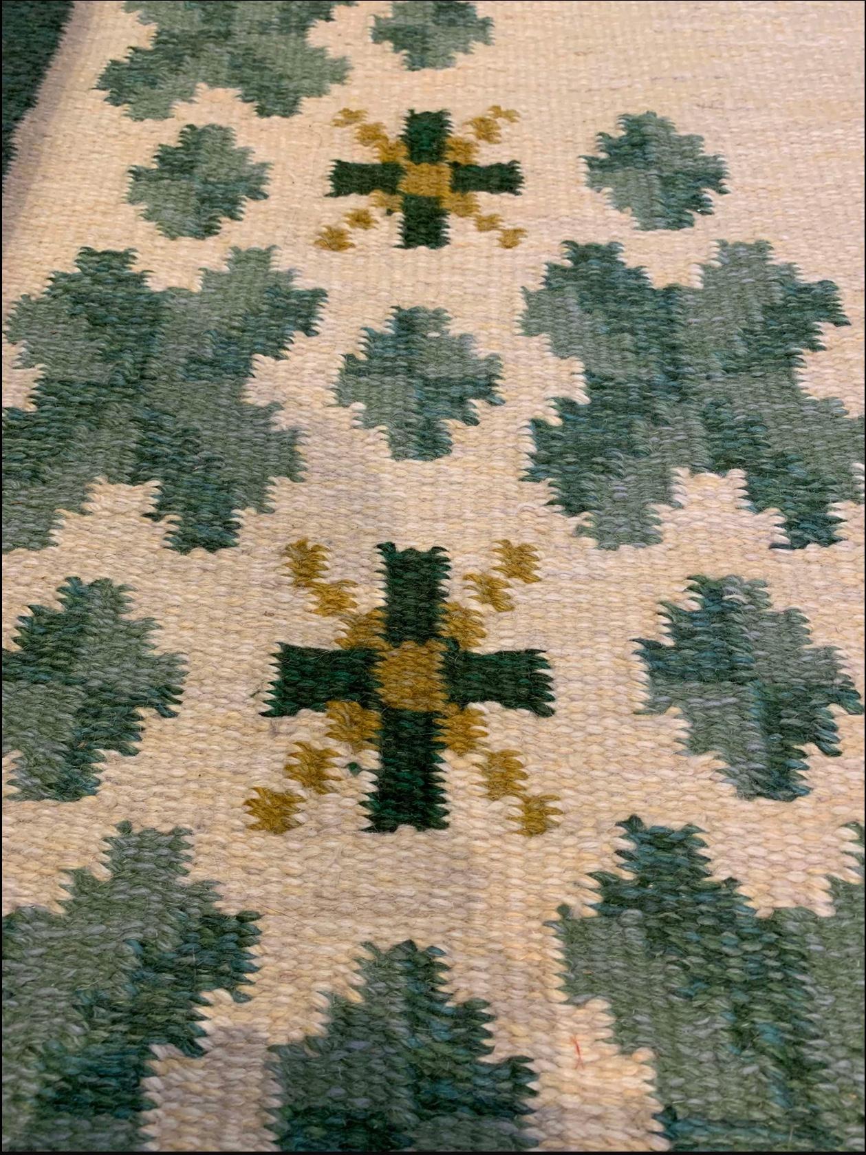 Tapis suédois à tissage plat des années 1960 dans des tons verts doux sur fond crème Bon état - En vente à London, GB