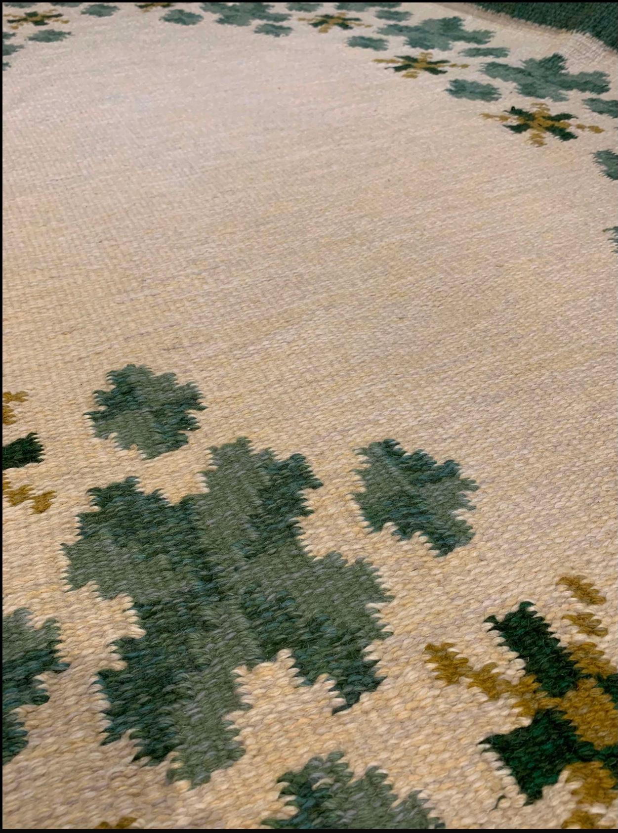 Milieu du XXe siècle Tapis suédois à tissage plat des années 1960 dans des tons verts doux sur fond crème en vente