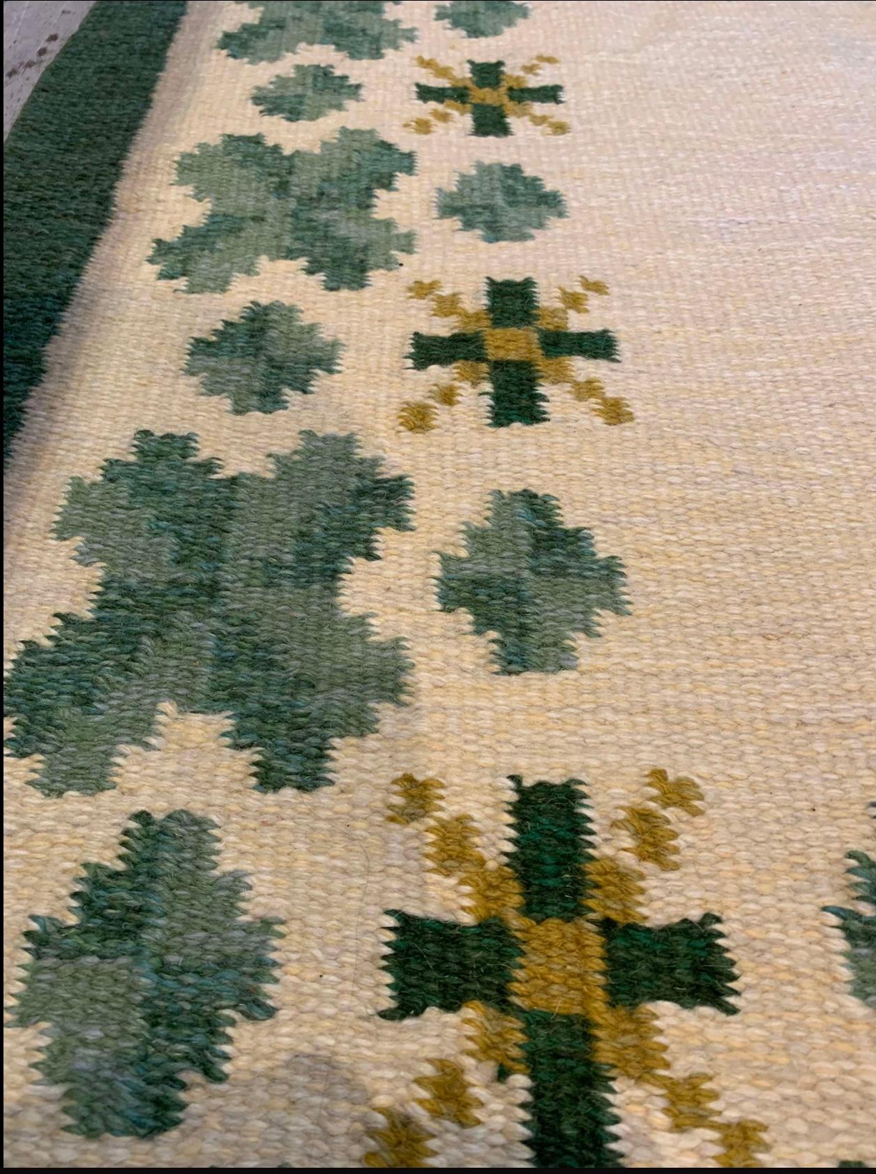 Laine Tapis suédois à tissage plat des années 1960 dans des tons verts doux sur fond crème en vente