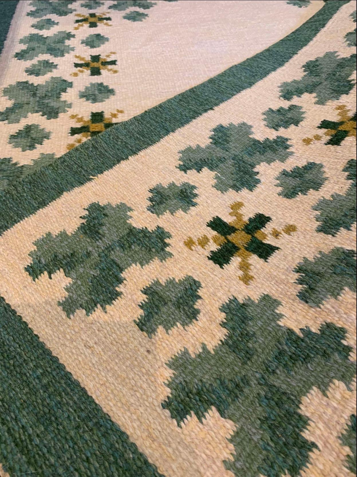 Tapis suédois à tissage plat des années 1960 dans des tons verts doux sur fond crème en vente 1