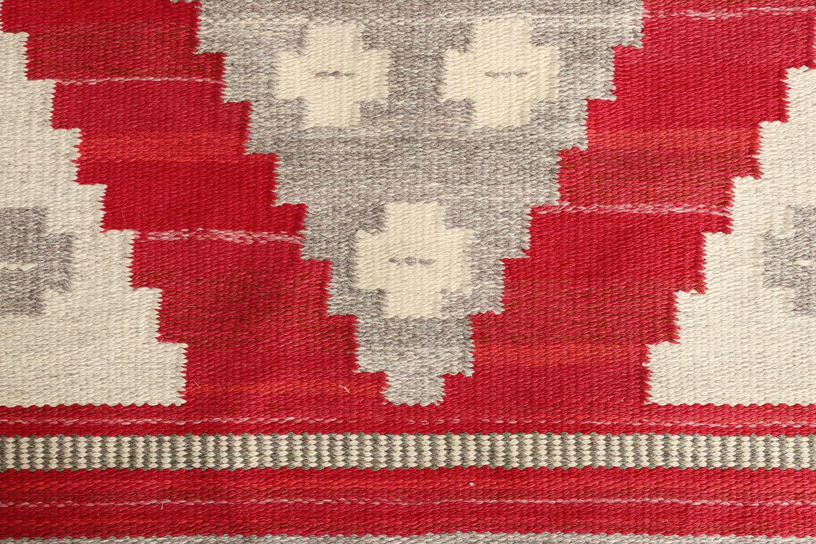 1960’s Swedish Flatweave 2.08 x 1.43m

Handwoven. Geometric grey mottled tones with red background. In lovely original condition with minor detail to fringe. 

Halv-flossa or relief-flossa—translated half pile or relief pile— is the name for a kind