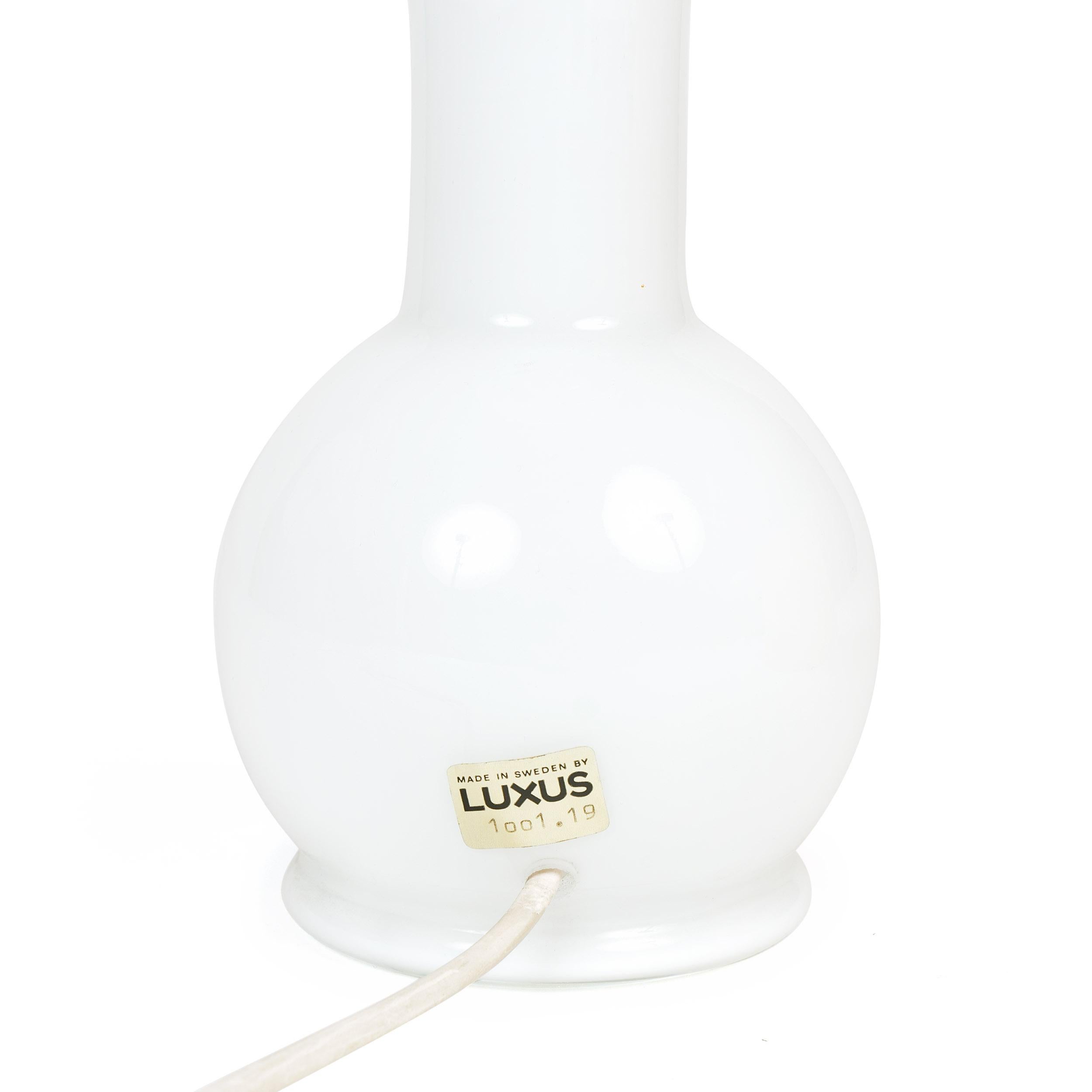 Suédois Lampe de bureau en verre suédois des années 1960 par Uno & Osten Kristiansson pour Luxus en vente