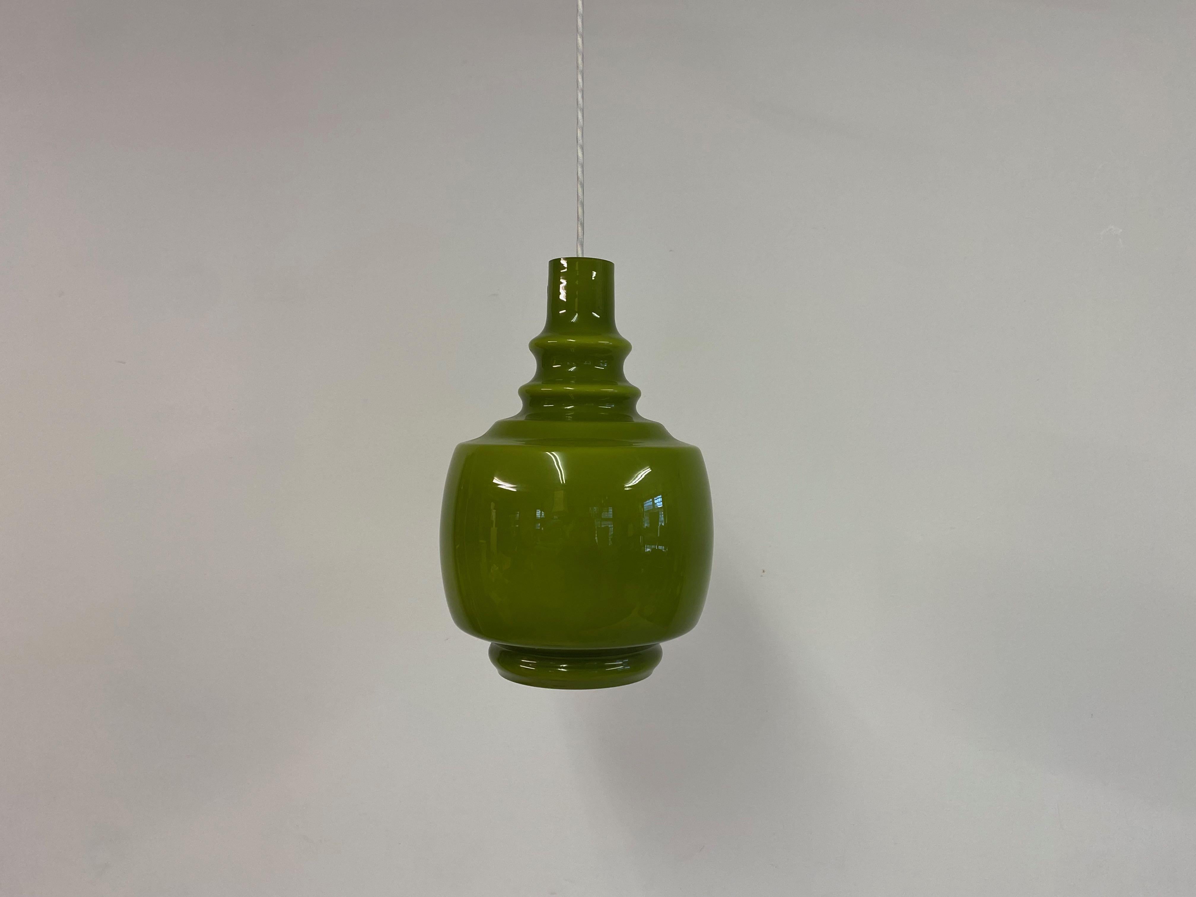 Mid-Century Modern Lampe à suspension suédoise en verre vert des années 1960 en vente