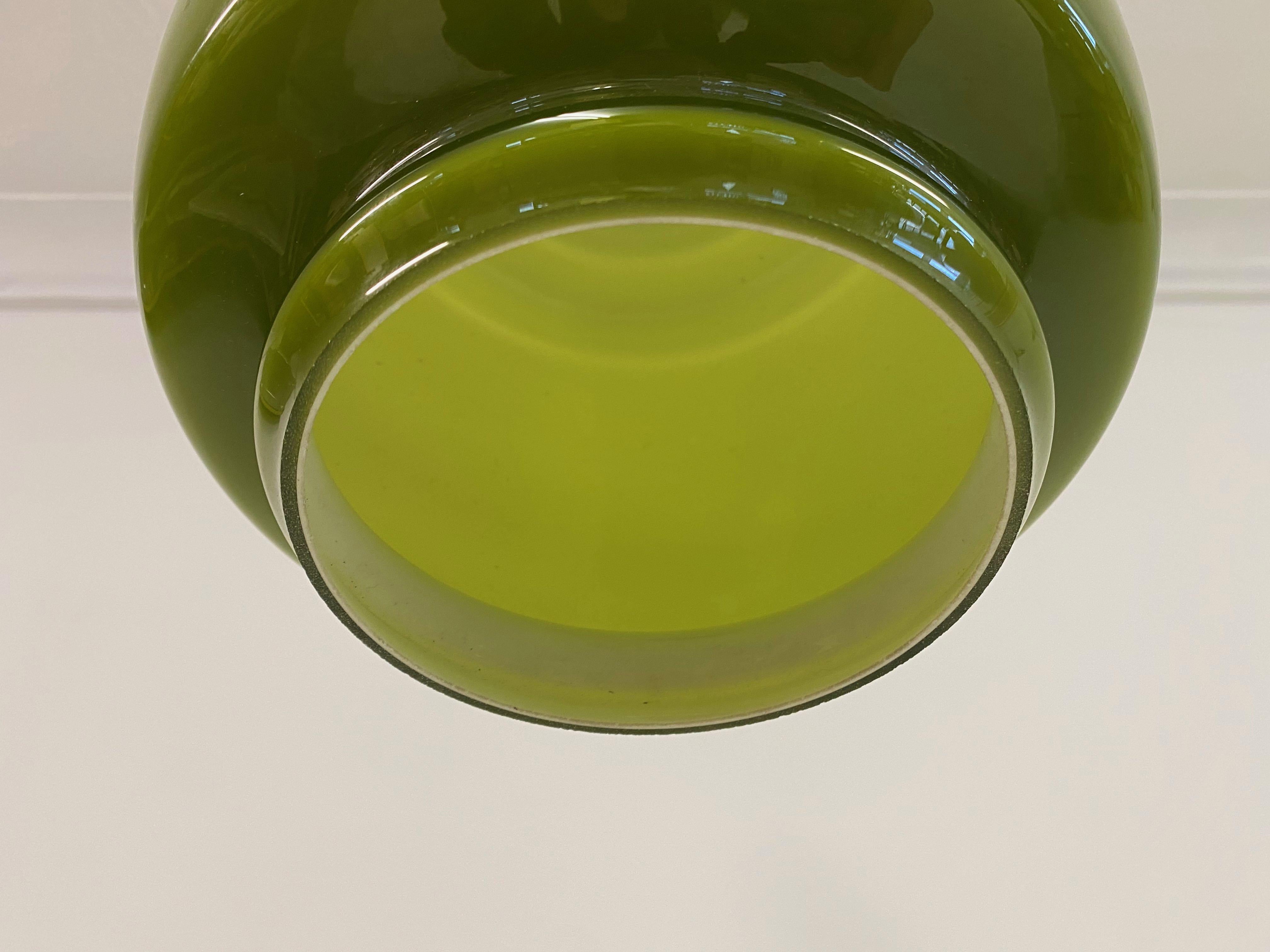 Suédois Lampe à suspension suédoise en verre vert des années 1960 en vente