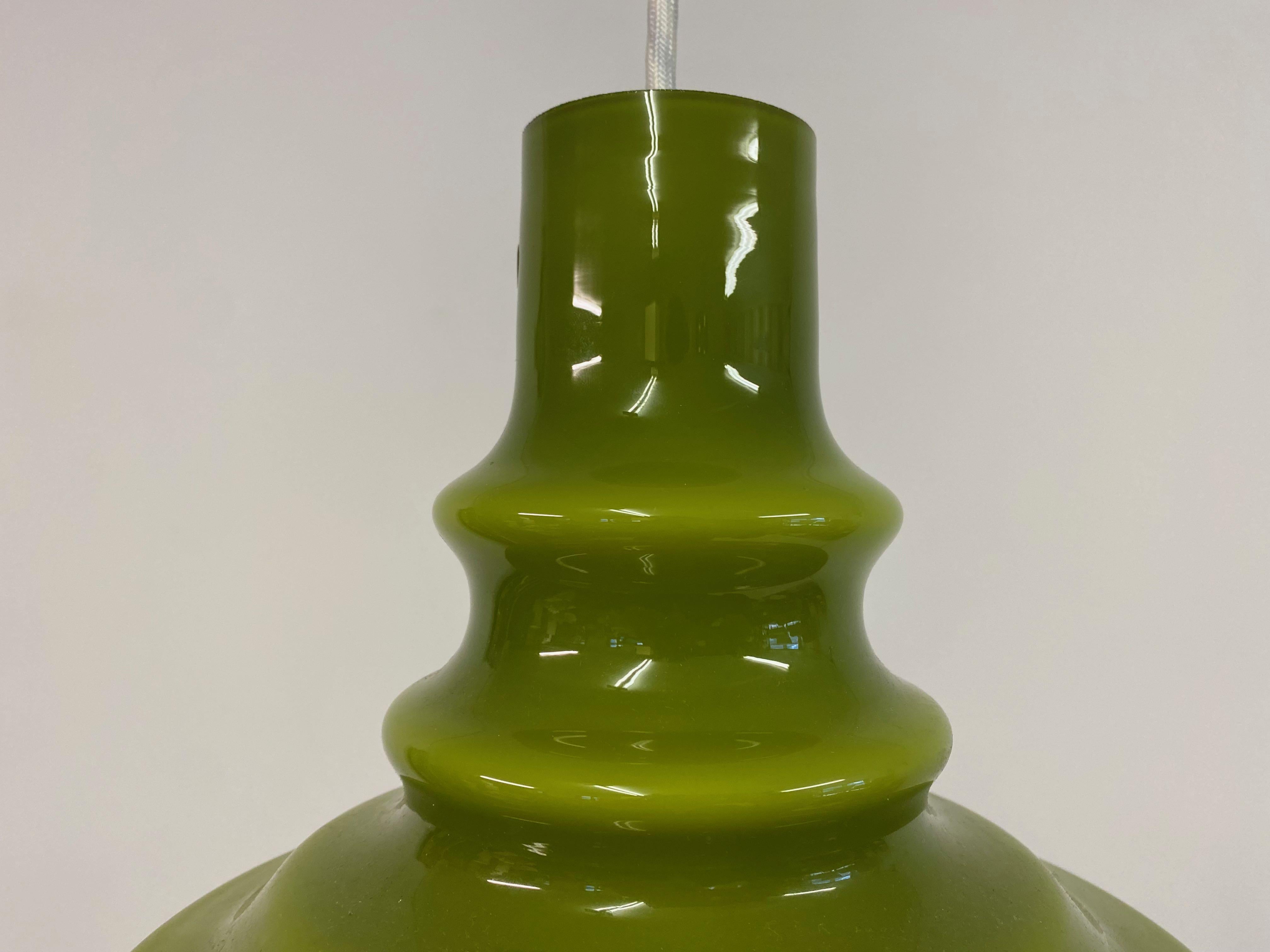 Lampe à suspension suédoise en verre vert des années 1960 Bon état - En vente à London, London