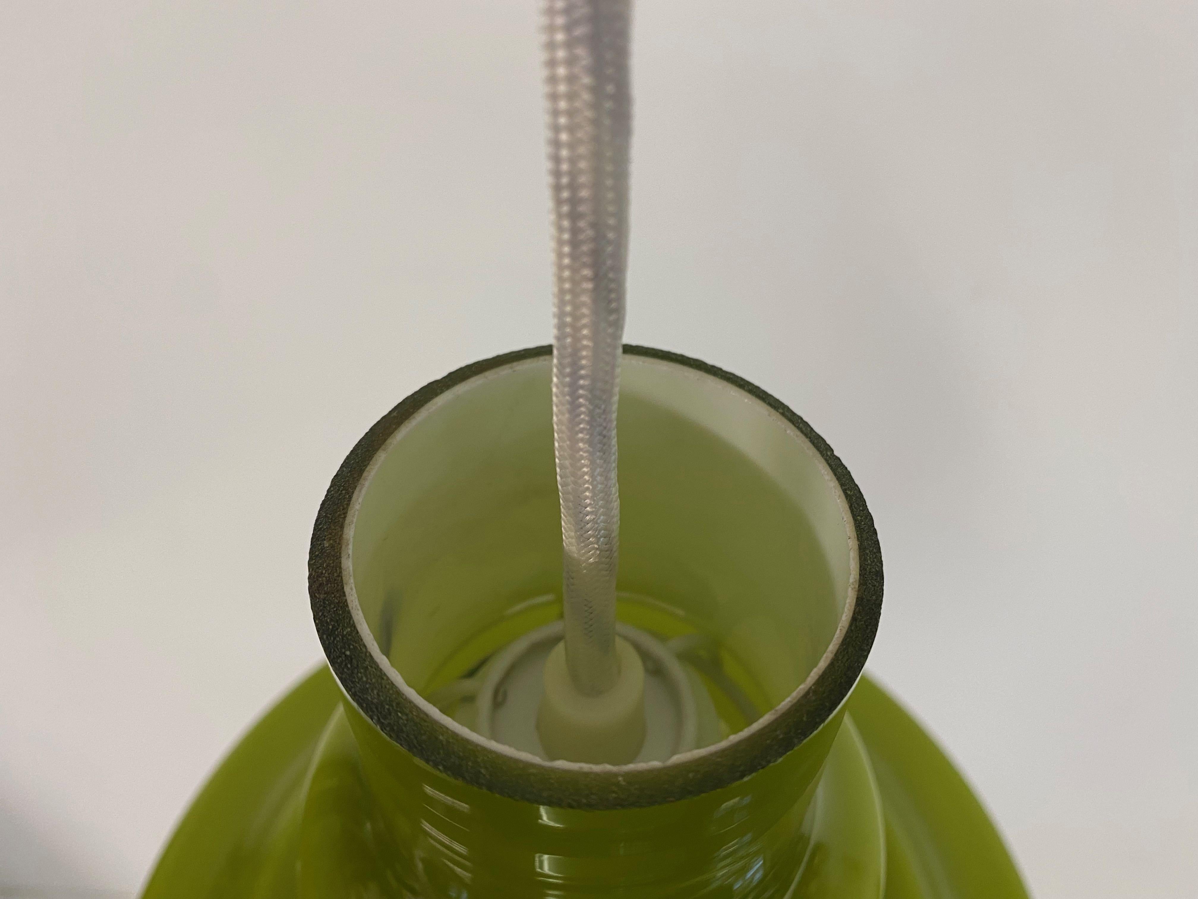 20ième siècle Lampe à suspension suédoise en verre vert des années 1960 en vente