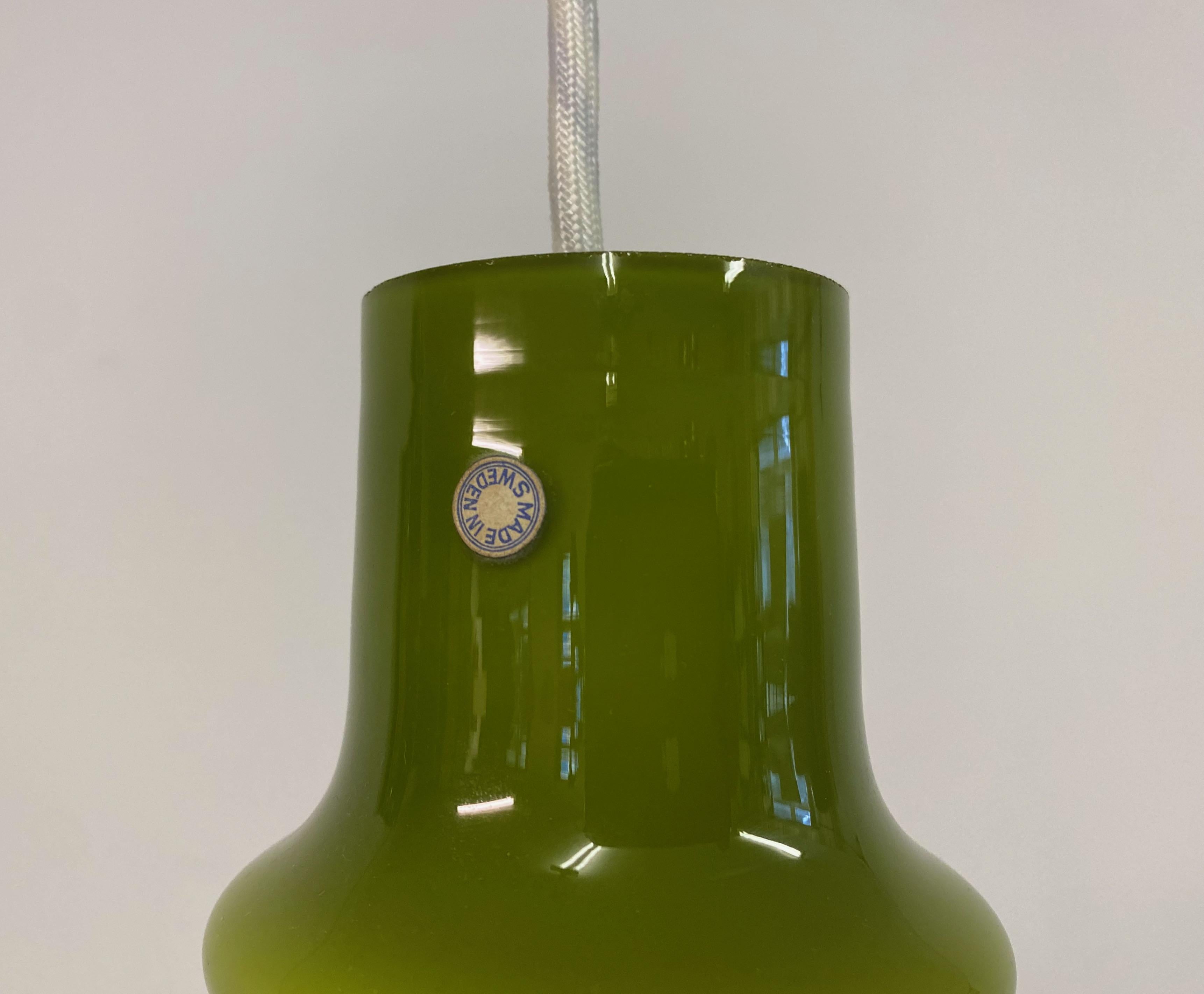 Verre Lampe à suspension suédoise en verre vert des années 1960 en vente