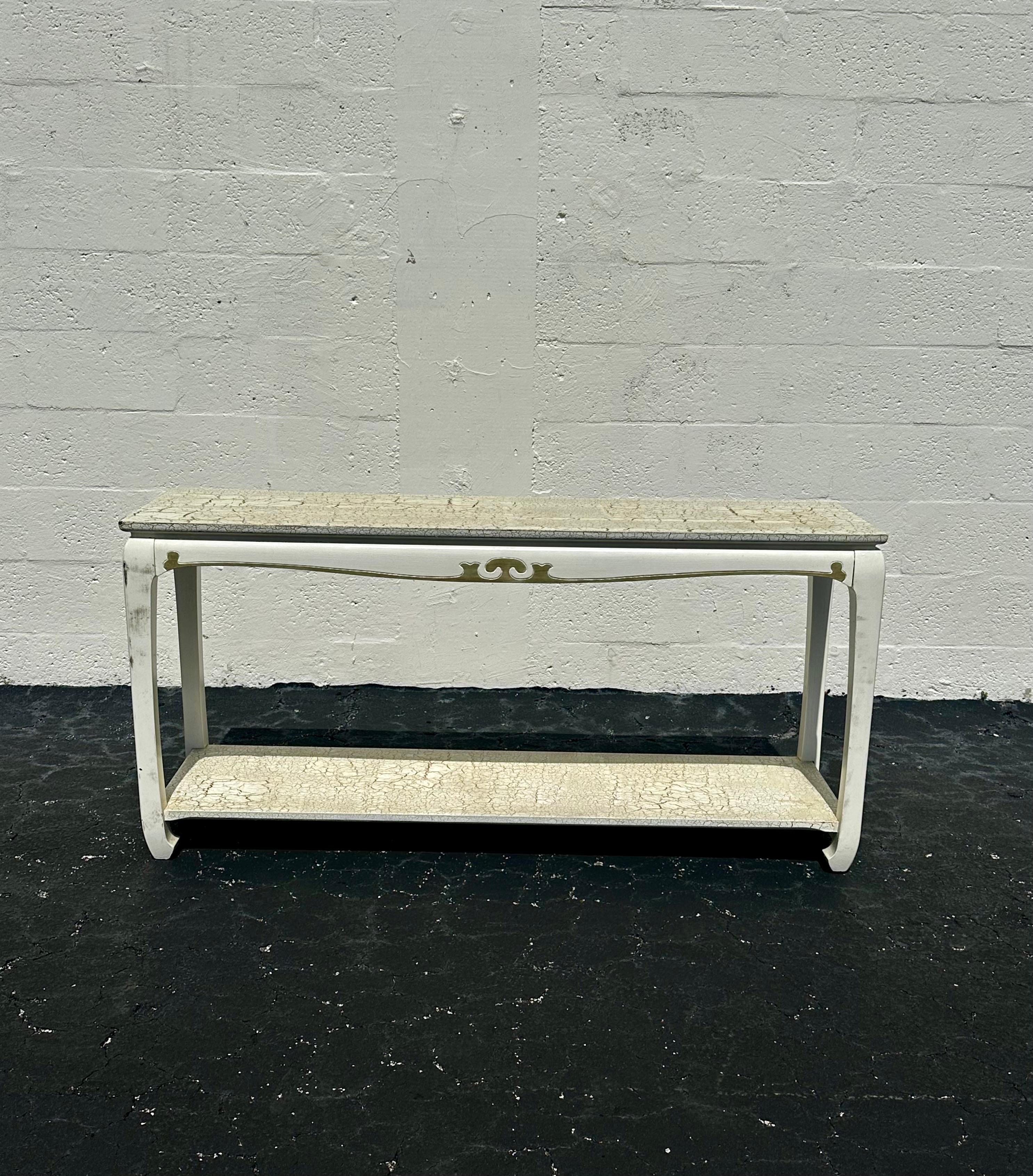 Cette table console est l'une des plus étonnantes et des plus rares que l'on puisse espérer trouver. Le design est remarquable partout. Cette magnifique table est une pièce d'apparat qui regorge de personnalité ! Il suffit de regarder les