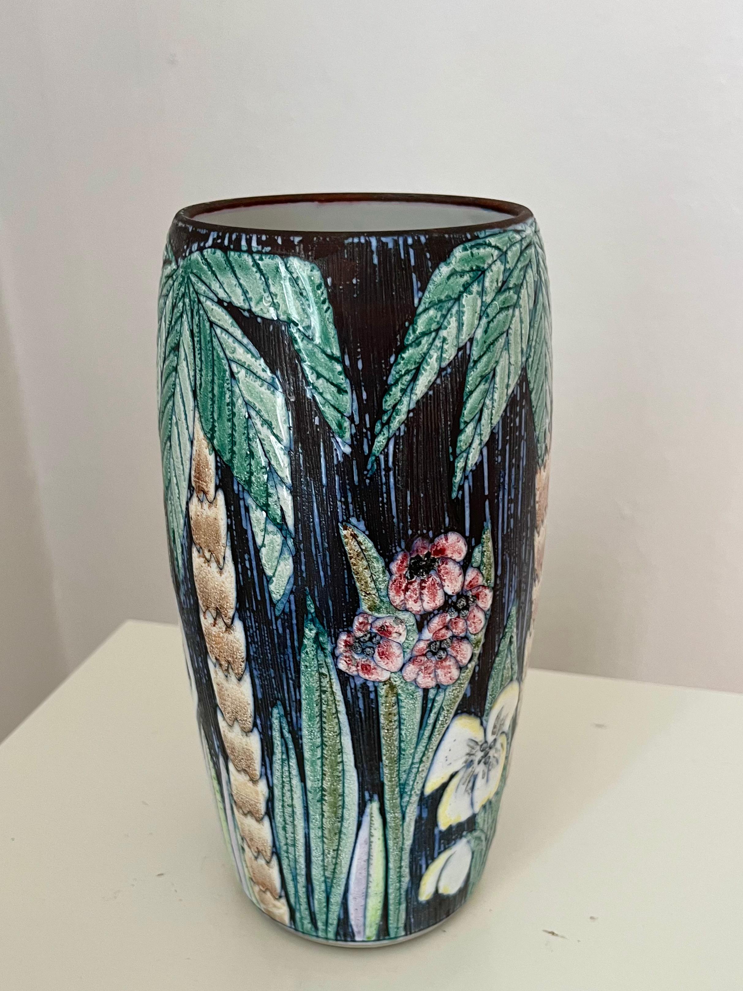 1960er Jahre Schwedische handdekorierte Vase von Alingsås Keramik mit Palme, Blumen und Frauen im Zustand „Gut“ im Angebot in Frederiksberg C, DK