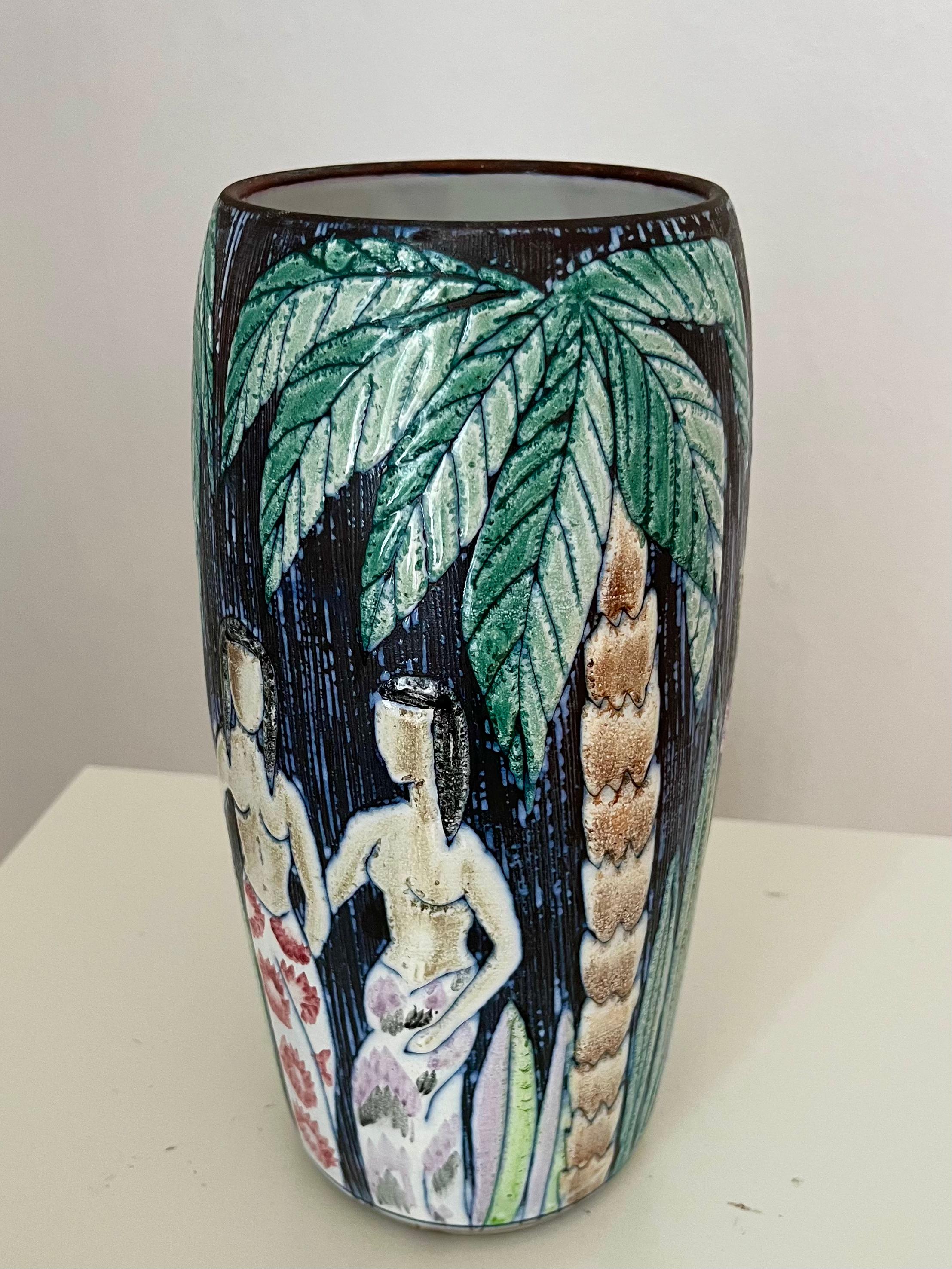 1960er Jahre Schwedische handdekorierte Vase von Alingsås Keramik mit Palme, Blumen und Frauen (Mitte des 20. Jahrhunderts) im Angebot