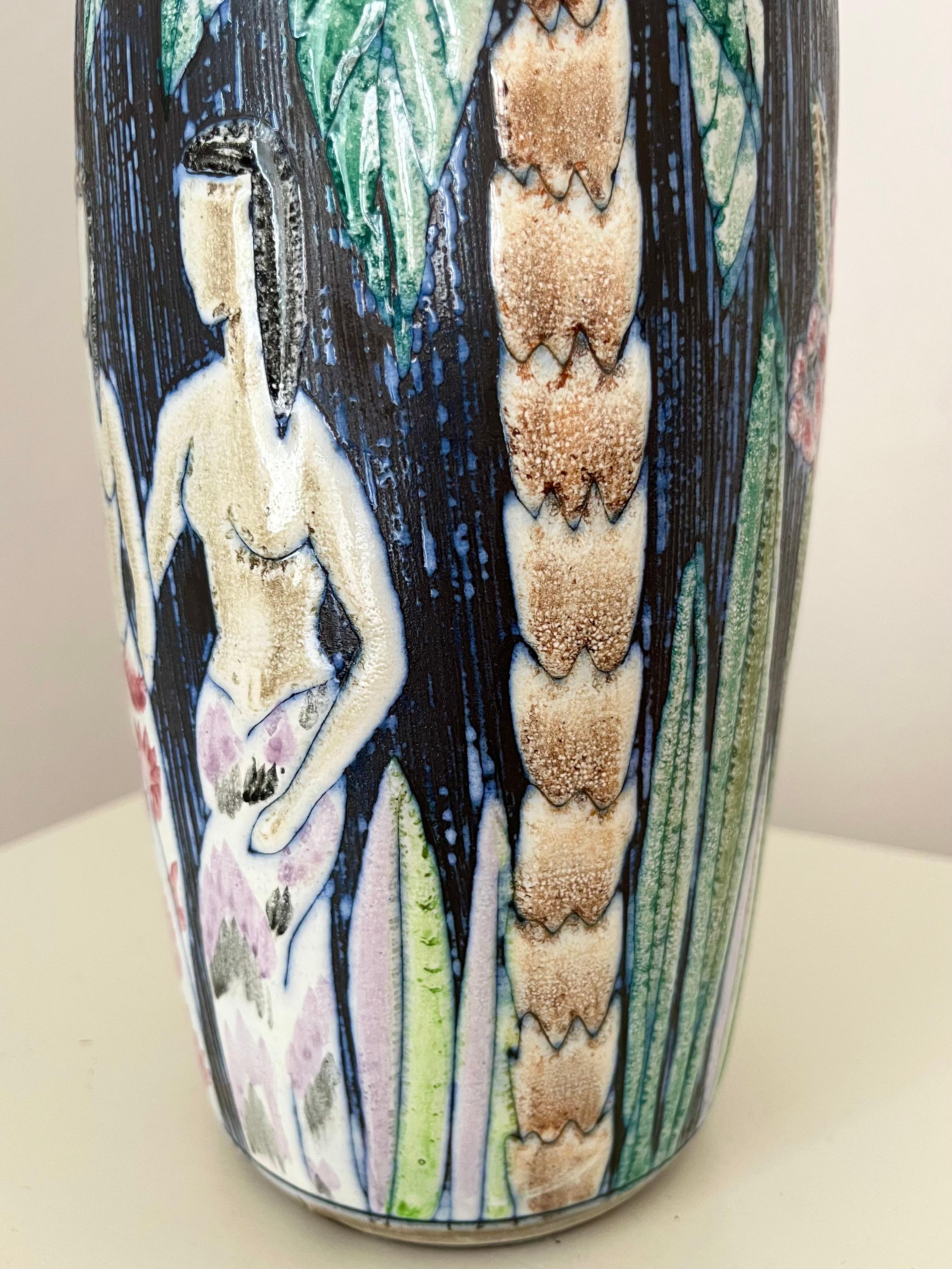 1960er Jahre Schwedische handdekorierte Vase von Alingsås Keramik mit Palme, Blumen und Frauen im Angebot 1