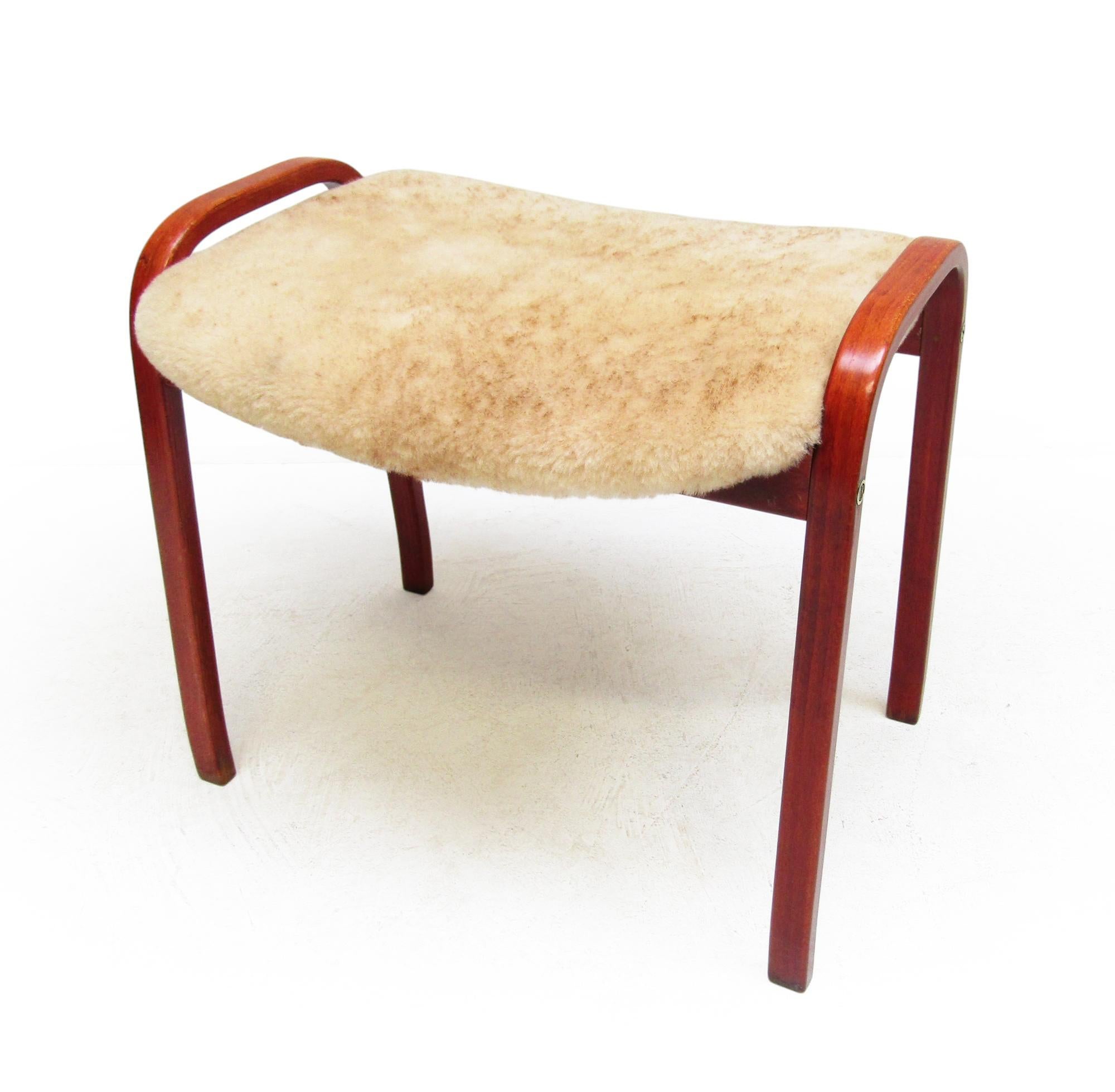 1960er Jahre Schwedische Lamino Fußhocker Ottoman In Schafsfell von Yngve Ekstrom für Swedese (Moderne der Mitte des Jahrhunderts) im Angebot