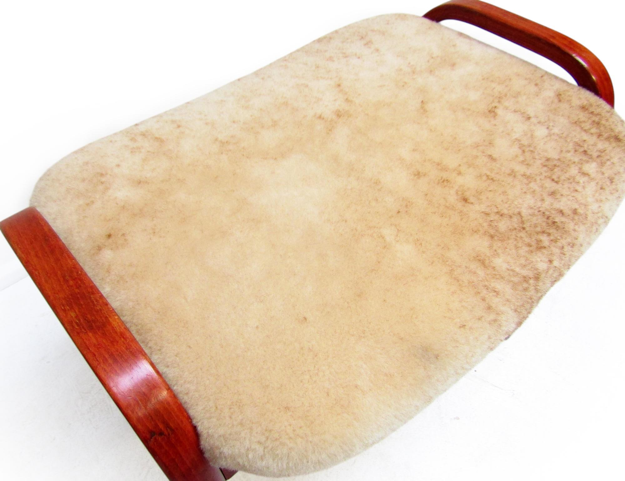 1960er Jahre Schwedische Lamino Fußhocker Ottoman In Schafsfell von Yngve Ekstrom für Swedese (20. Jahrhundert) im Angebot