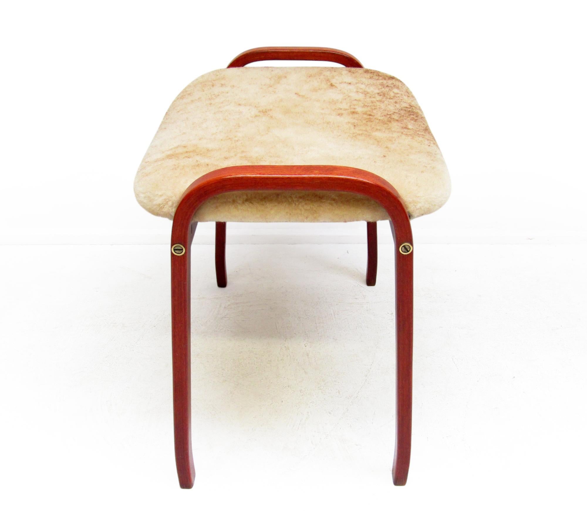 1960er Jahre Schwedische Lamino Fußhocker Ottoman In Schafsfell von Yngve Ekstrom für Swedese (Schaffell und Schafleder) im Angebot