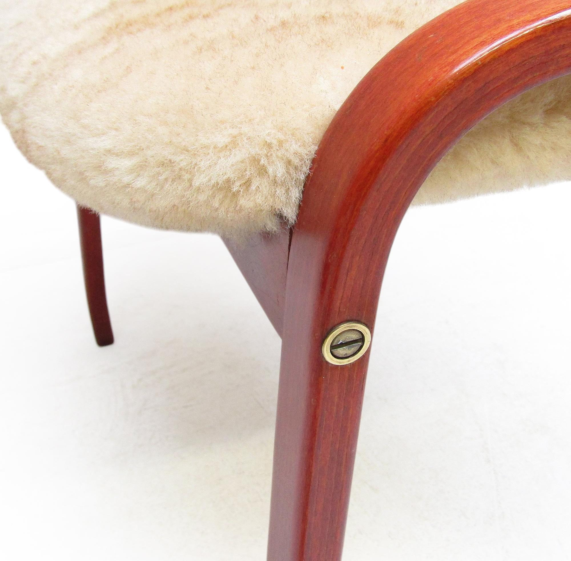 1960er Jahre Schwedische Lamino Fußhocker Ottoman In Schafsfell von Yngve Ekstrom für Swedese im Angebot 1