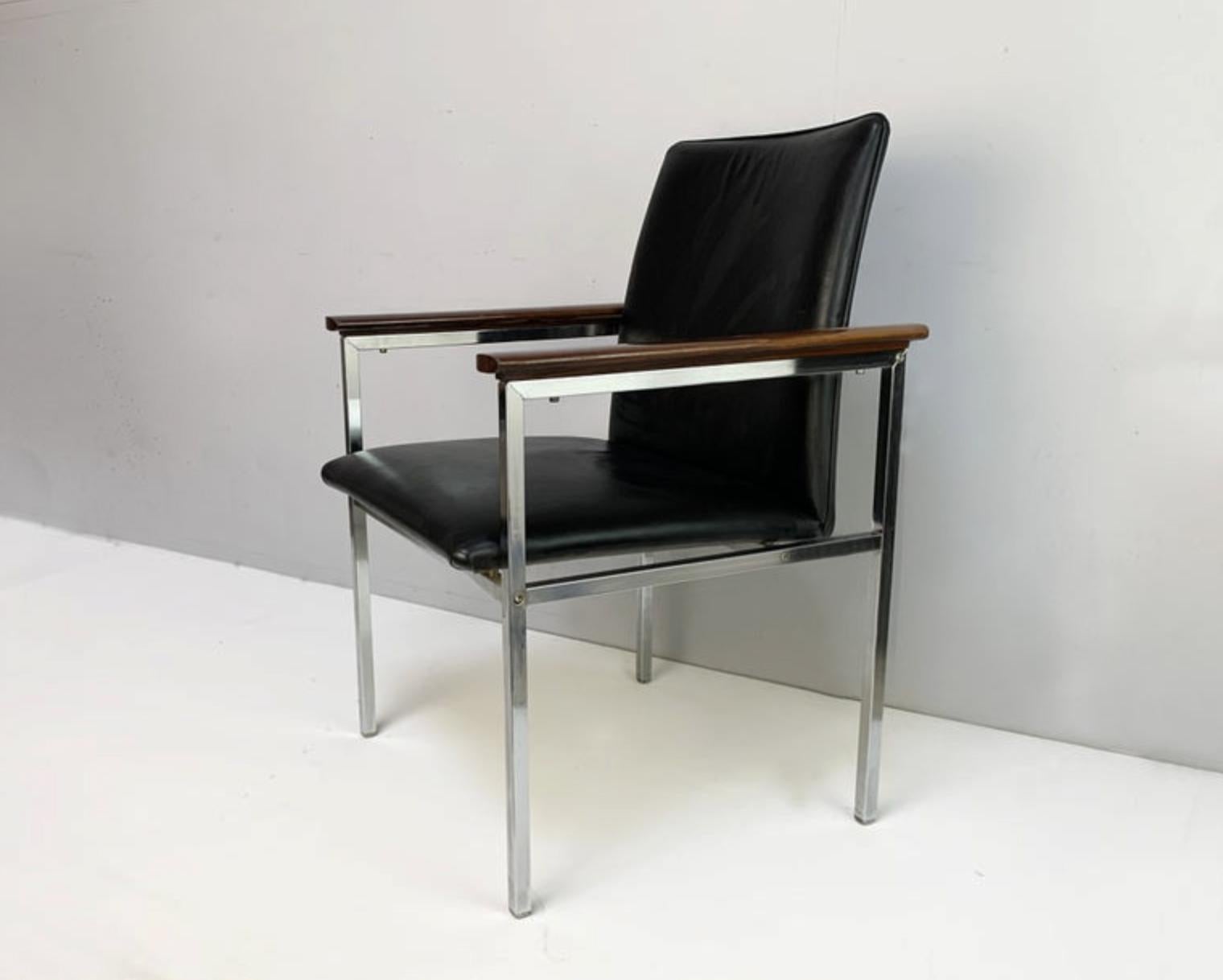 Der angegebene Preis gilt für 1 Stuhl.

Ein seltener schwedischer Stuhl aus der Mitte des Jahrhunderts von dem bekannten Designer Sigvard Bernadotte, hergestellt von dem dänischen Hersteller France & Son.

Es sind insgesamt 4 Stühle vorhanden. Gerne