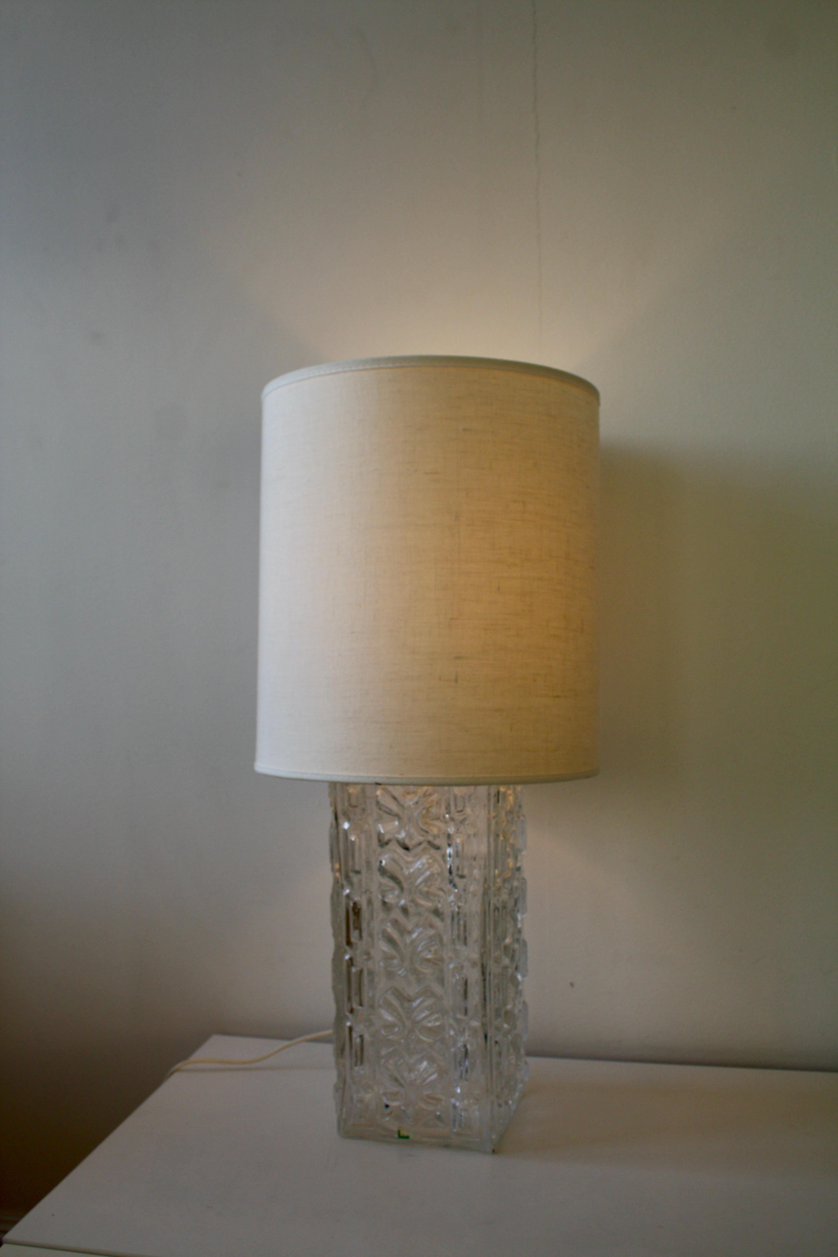 Suédois 1960s Swedish Mid-Century Glass Table Lamp by Orrefors, Attributed to Gustav Lee en vente