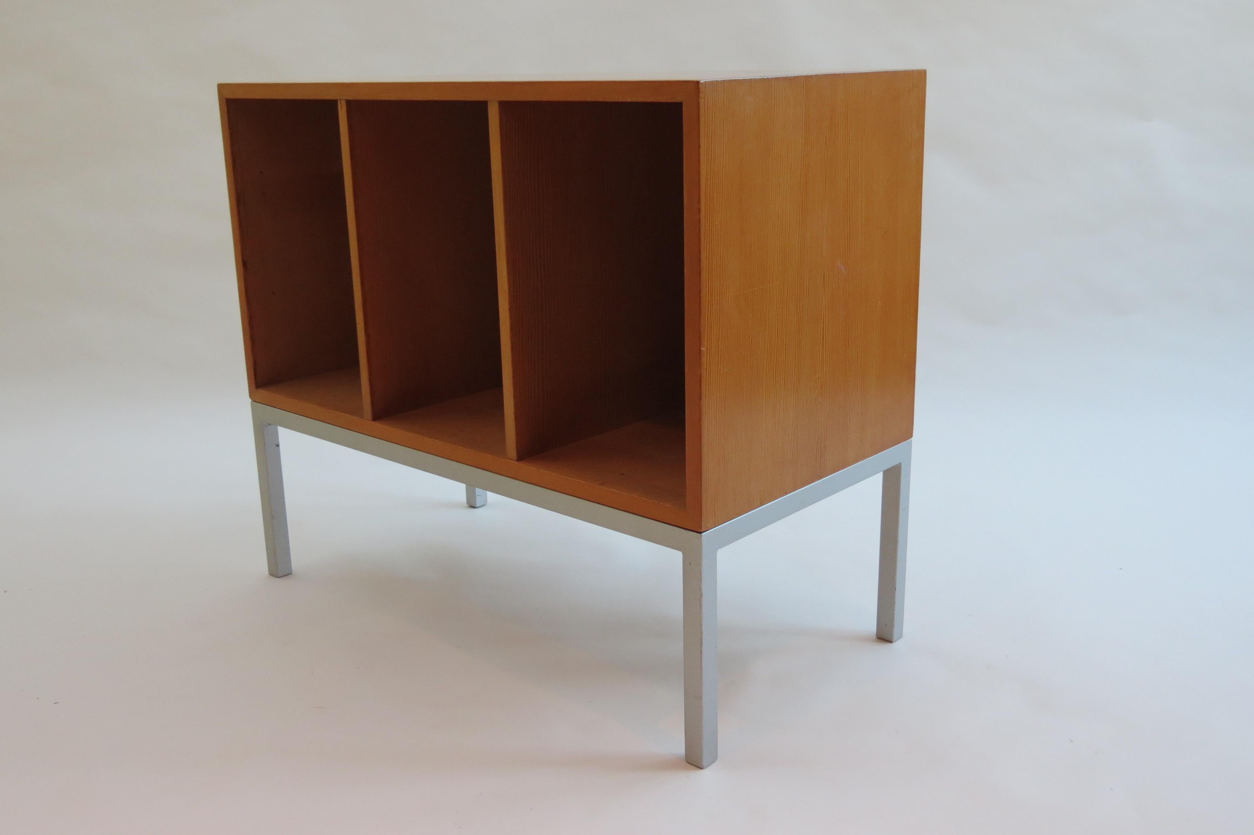 1960s Swedish Midcentury Shelving Cabinet Bookcase in Oregon Pine In Good Condition In Stow on the Wold, GB