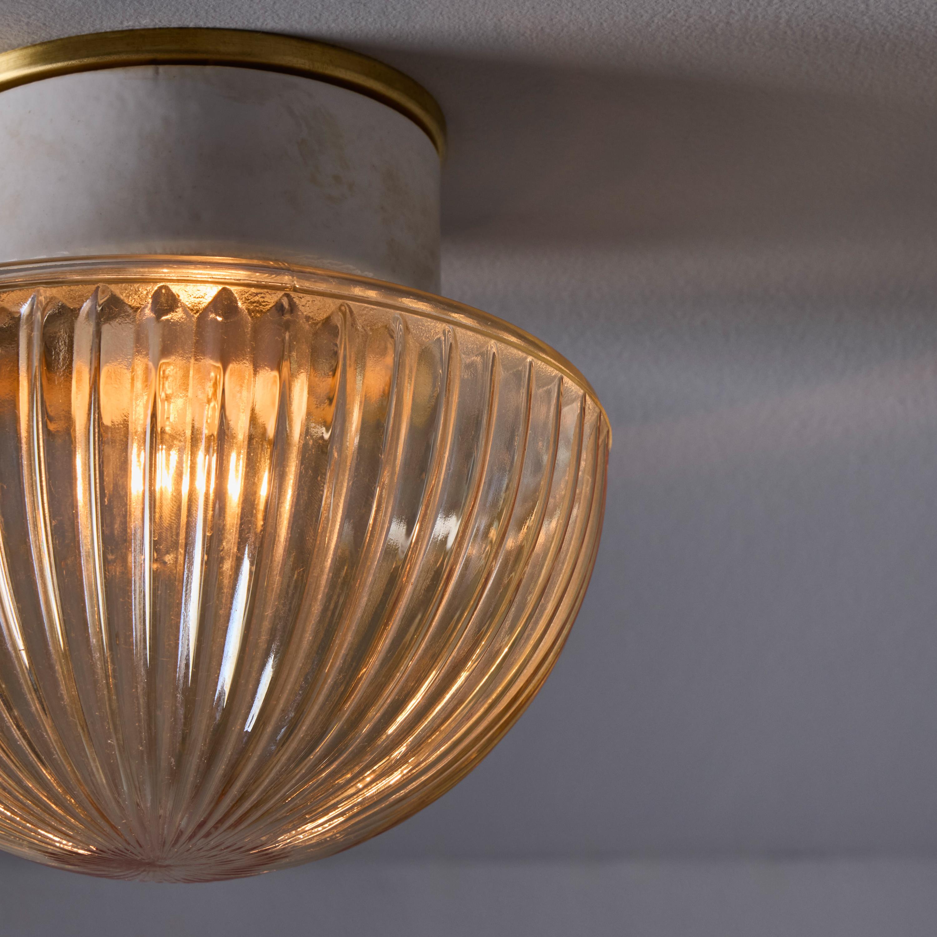 Lampe murale ou de plafond suédoise moderne des années 1960 en verre ambré pressé et porcelaine en vente 3