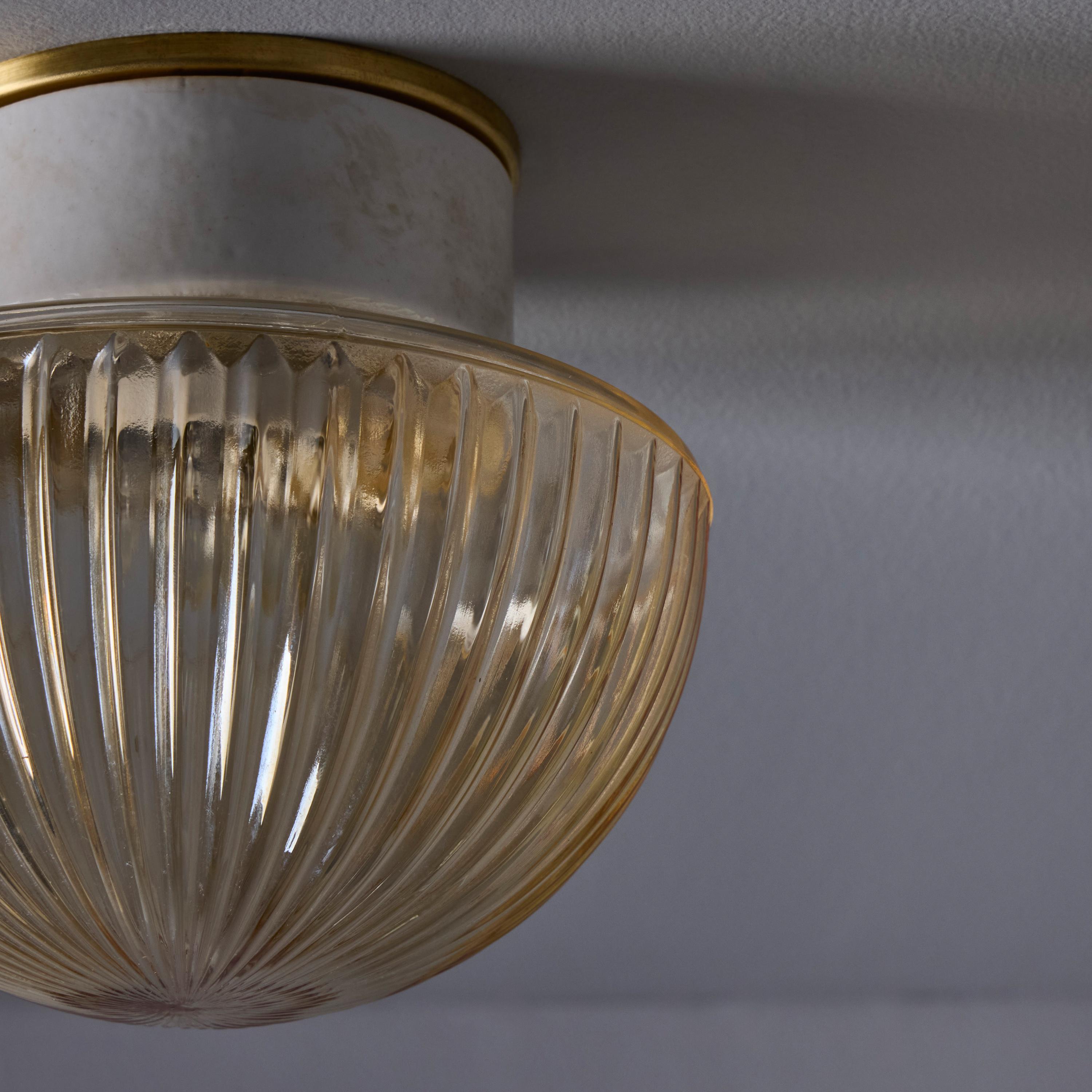 Lampe murale ou de plafond suédoise moderne des années 1960 en verre ambré pressé et porcelaine en vente 4