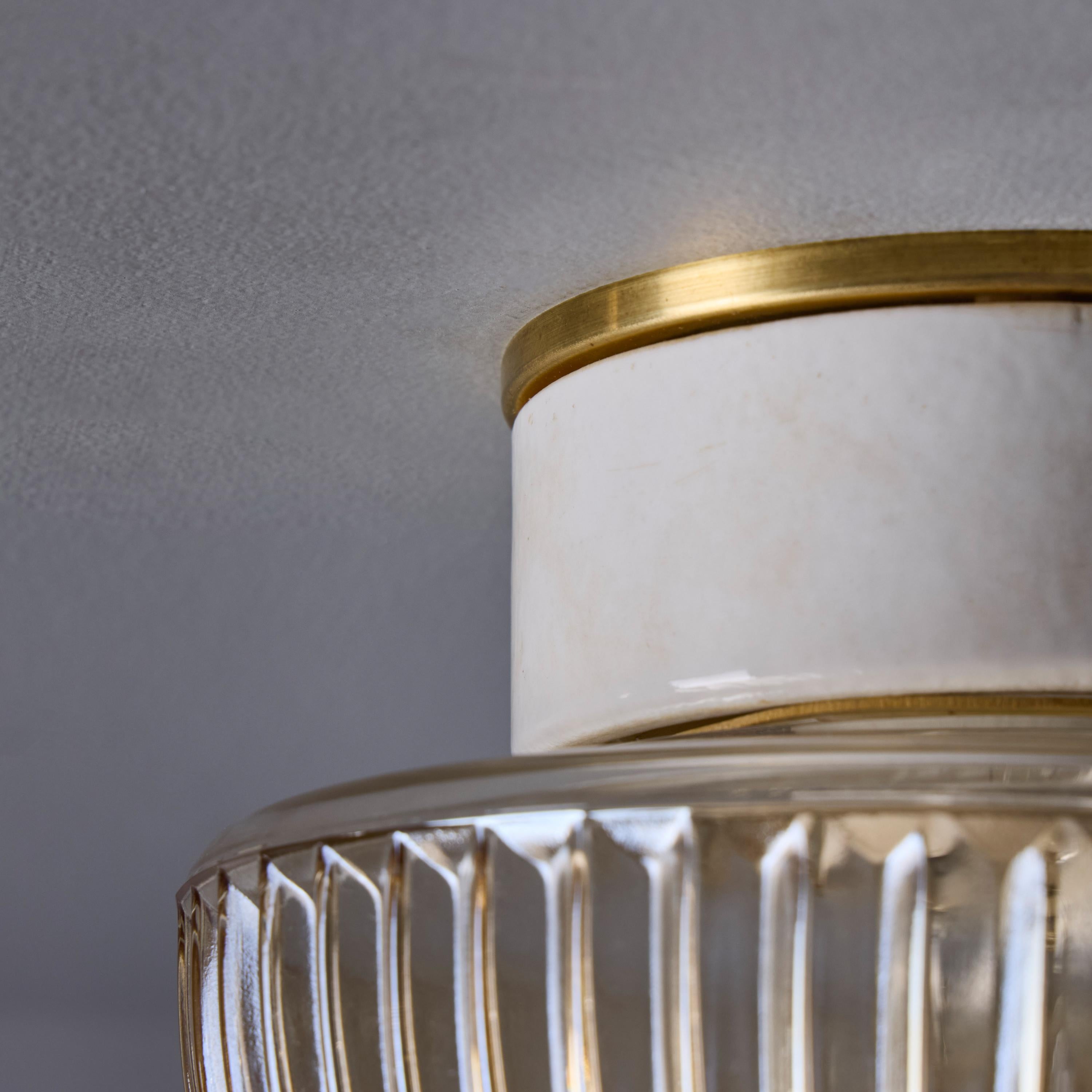 Lampe murale ou de plafond suédoise moderne des années 1960 en verre ambré pressé et porcelaine en vente 5