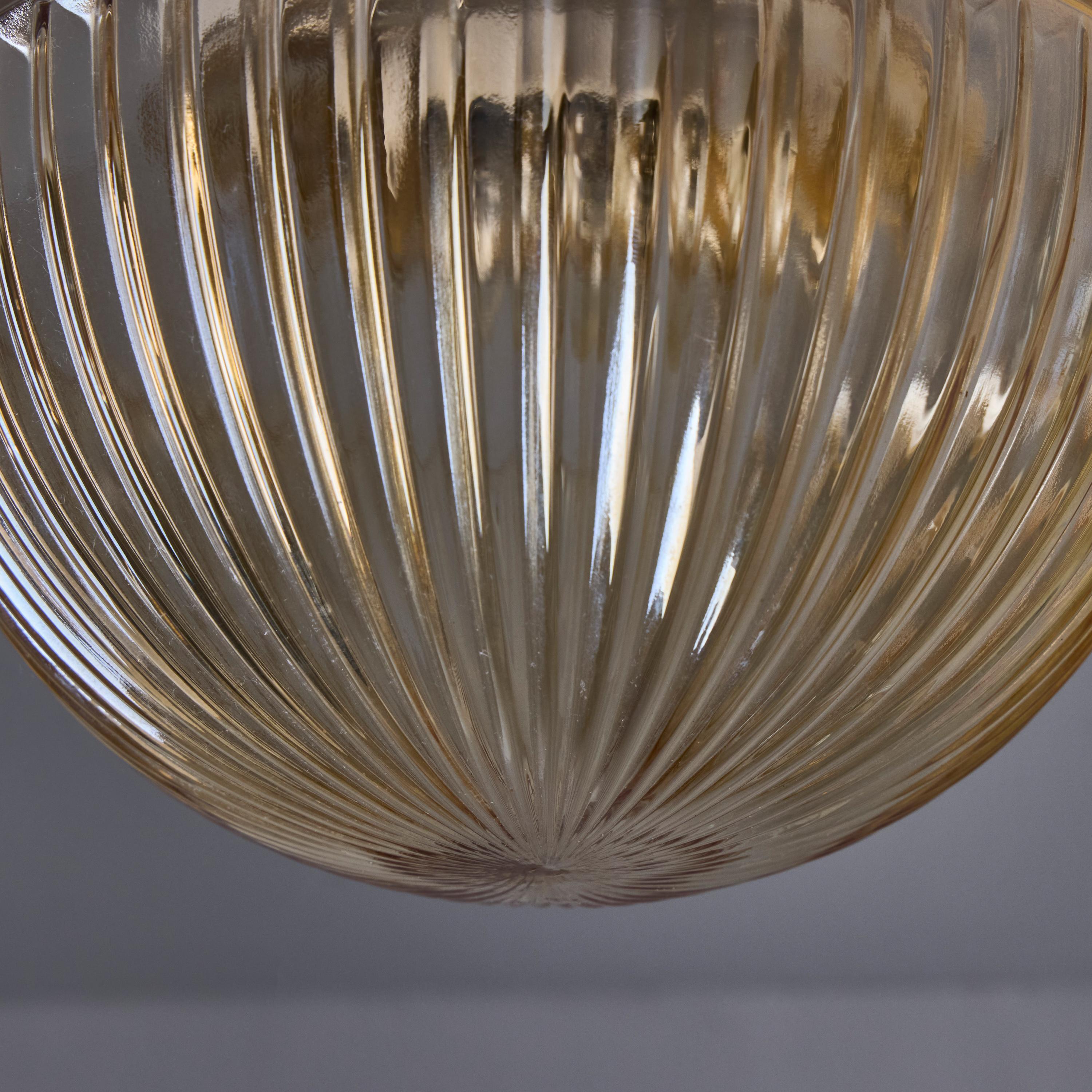 Lampe murale ou de plafond suédoise moderne des années 1960 en verre ambré pressé et porcelaine en vente 6